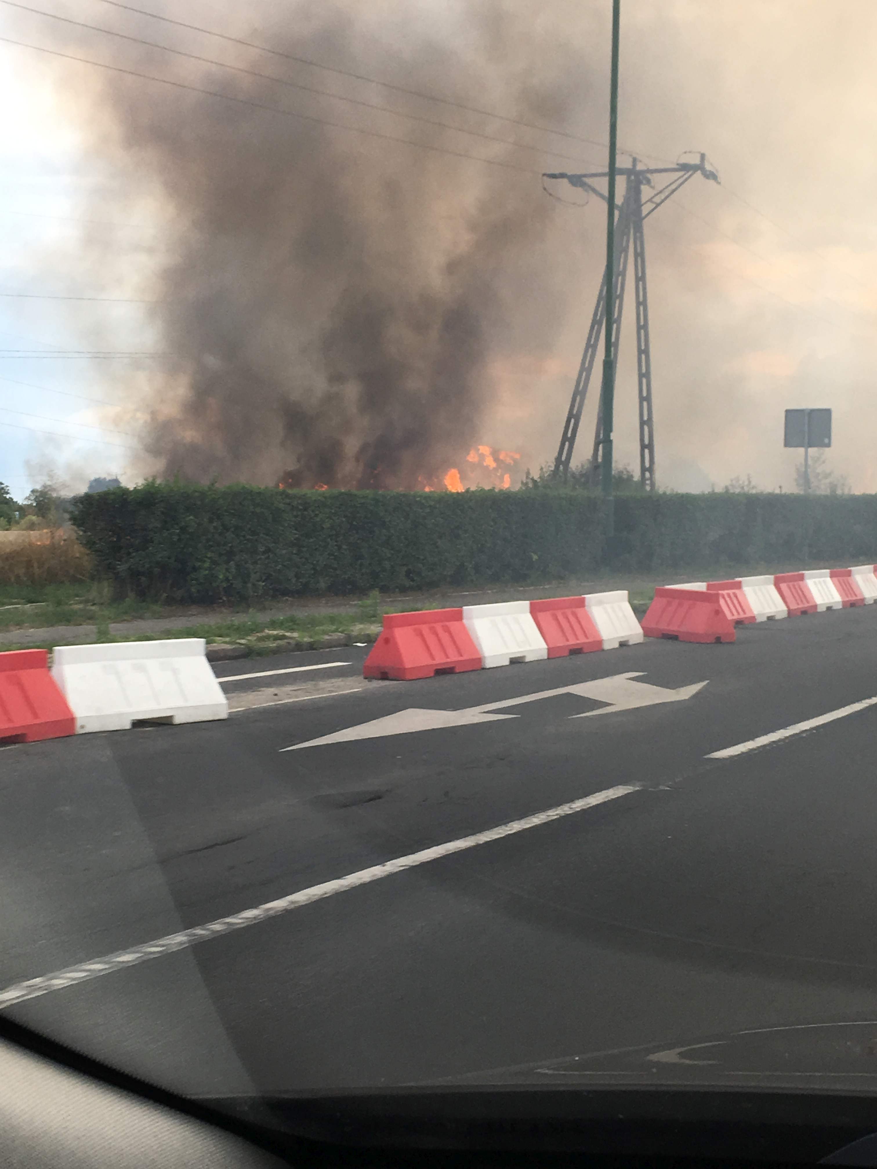 Pożar pola na osiedlu Piekary. Zagrożone garaże