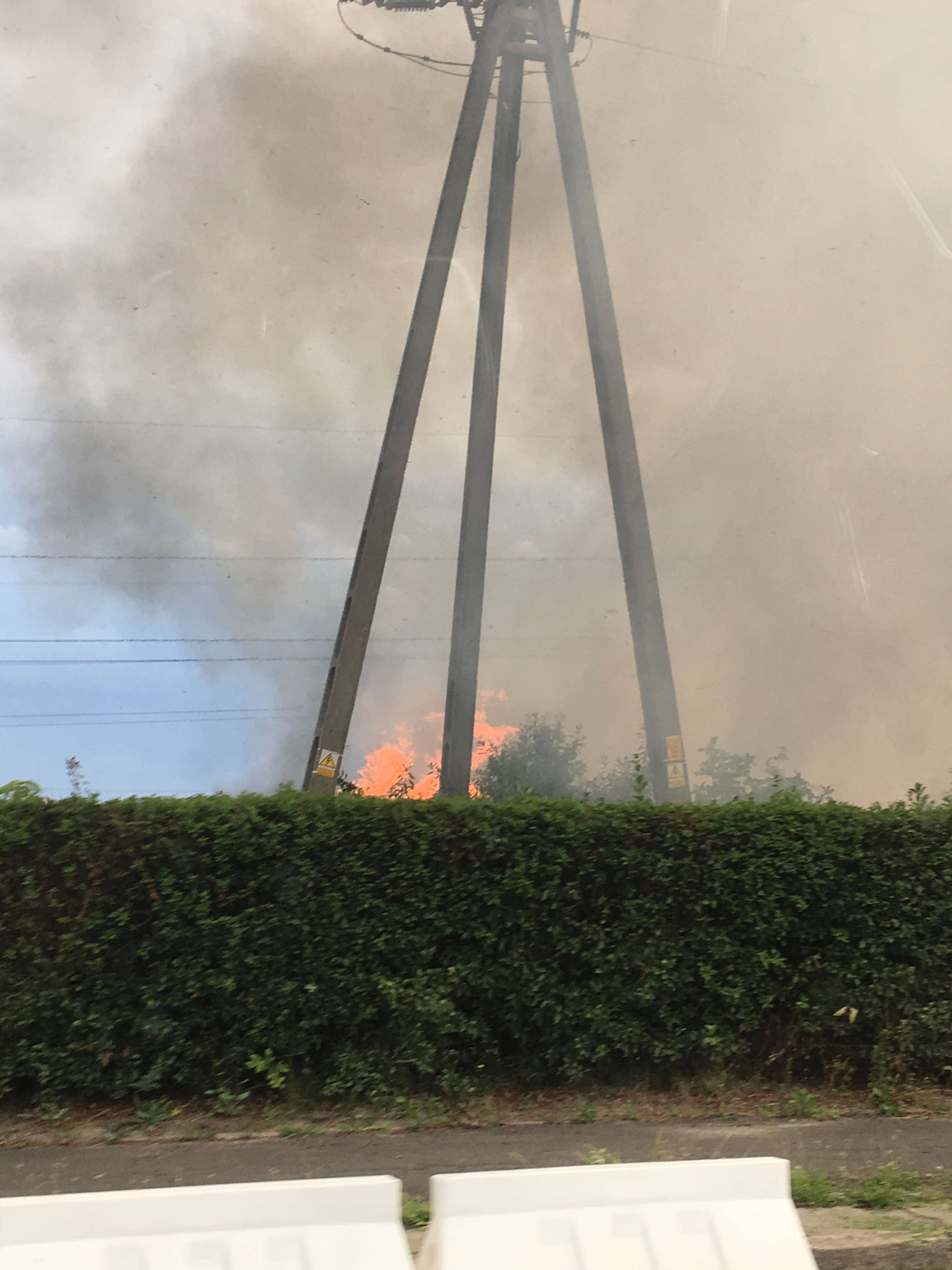 Pożar pola na osiedlu Piekary. Zagrożone garaże