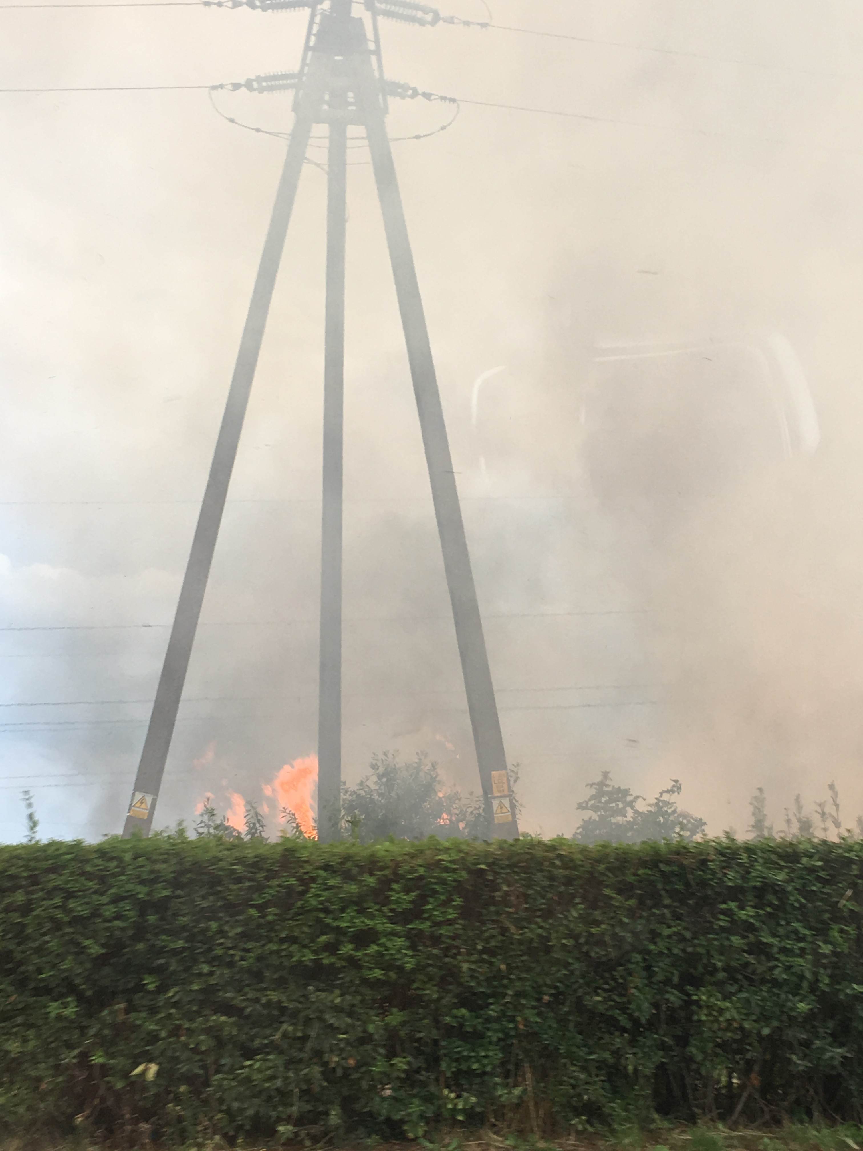 Pożar pola na osiedlu Piekary. Zagrożone garaże