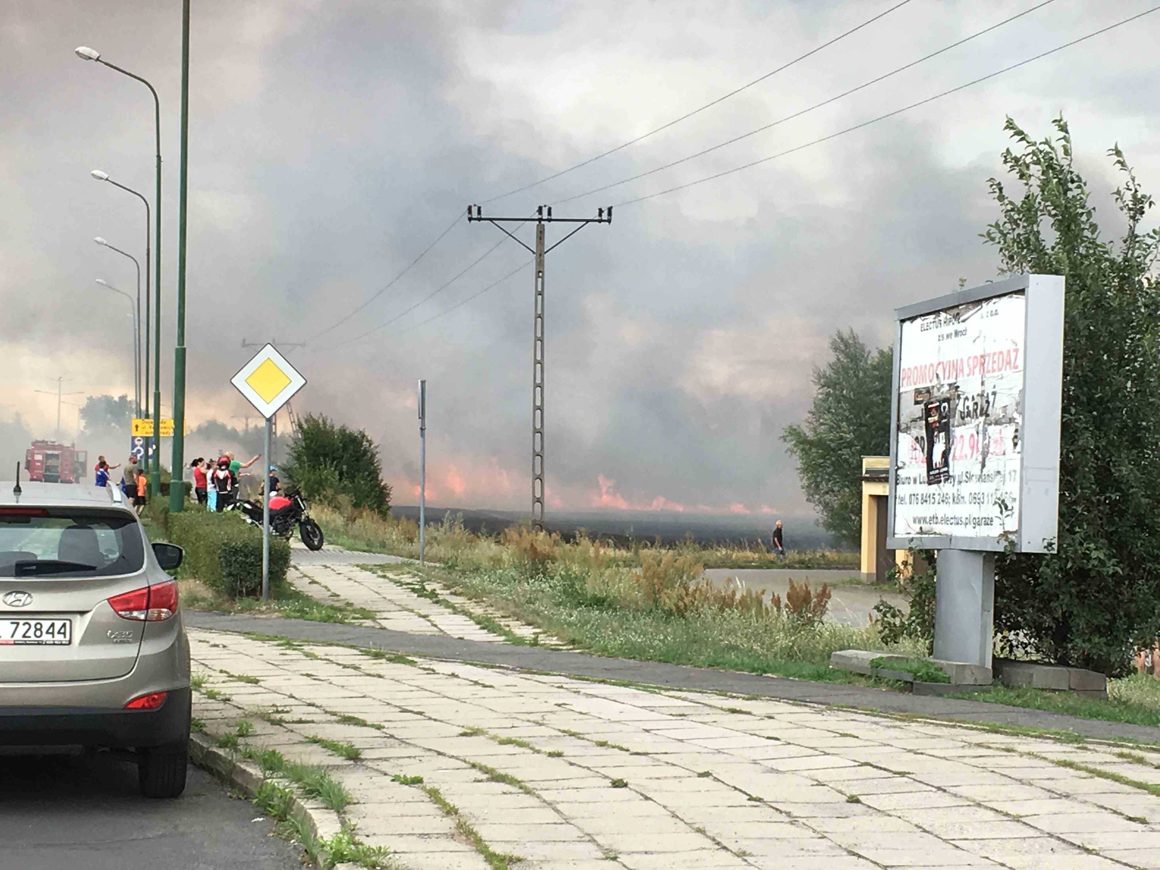Pożar pola na osiedlu Piekary. Zagrożone garaże