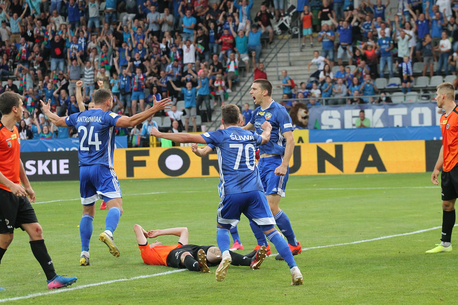 Miedź Legnica - Chrobry Głogów 2:1 (1:1)