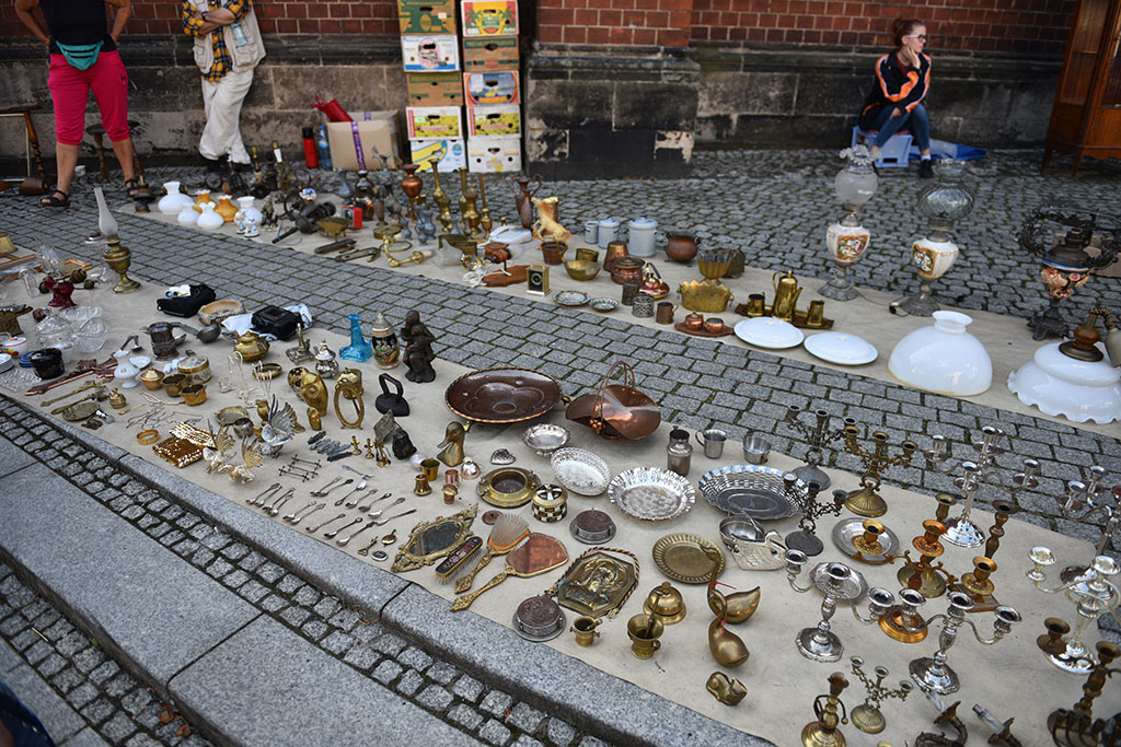 Legnicka giełda staroci przyciąga miłośników zabytków i antyków