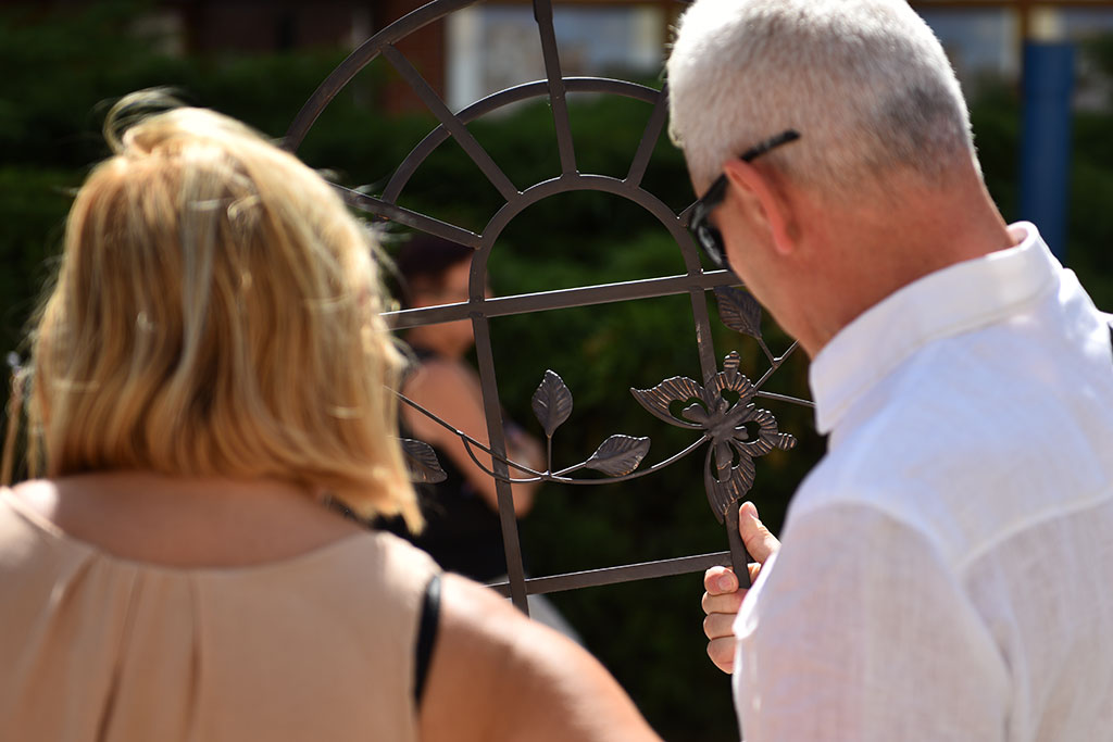 Legnicka giełda staroci przyciąga miłośników zabytków i antyków