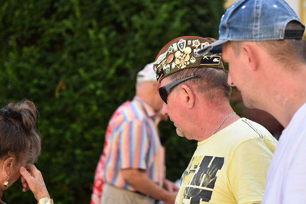 Legnicka giełda staroci przyciąga miłośników zabytków i antyków