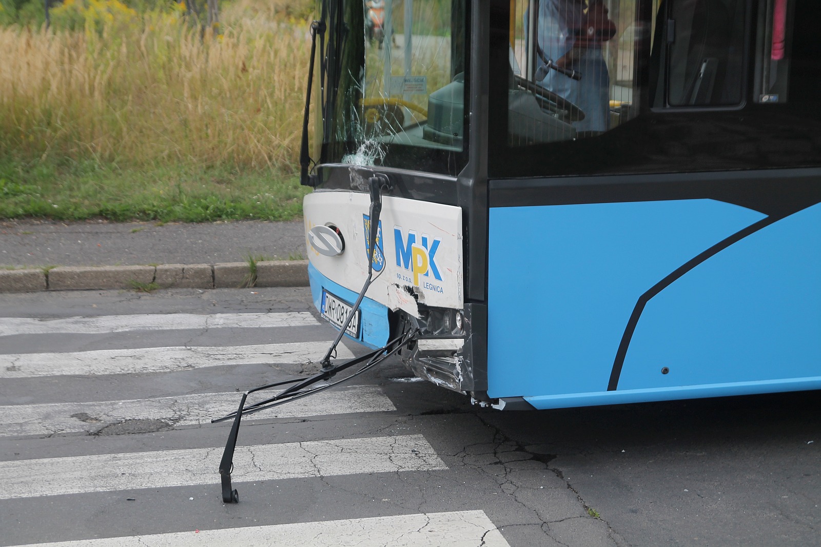 Zderzenie autobusu MPK z osobówką. Jedna osoba ranna