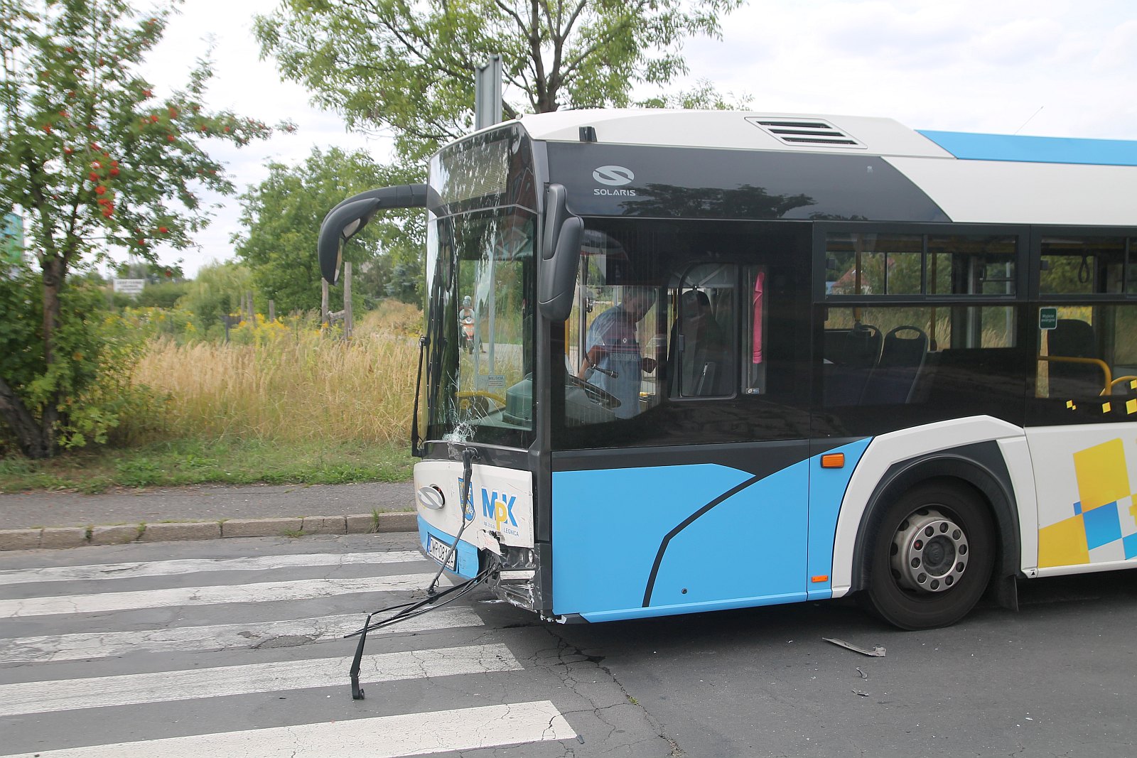 Zderzenie autobusu MPK z osobówką. Jedna osoba ranna