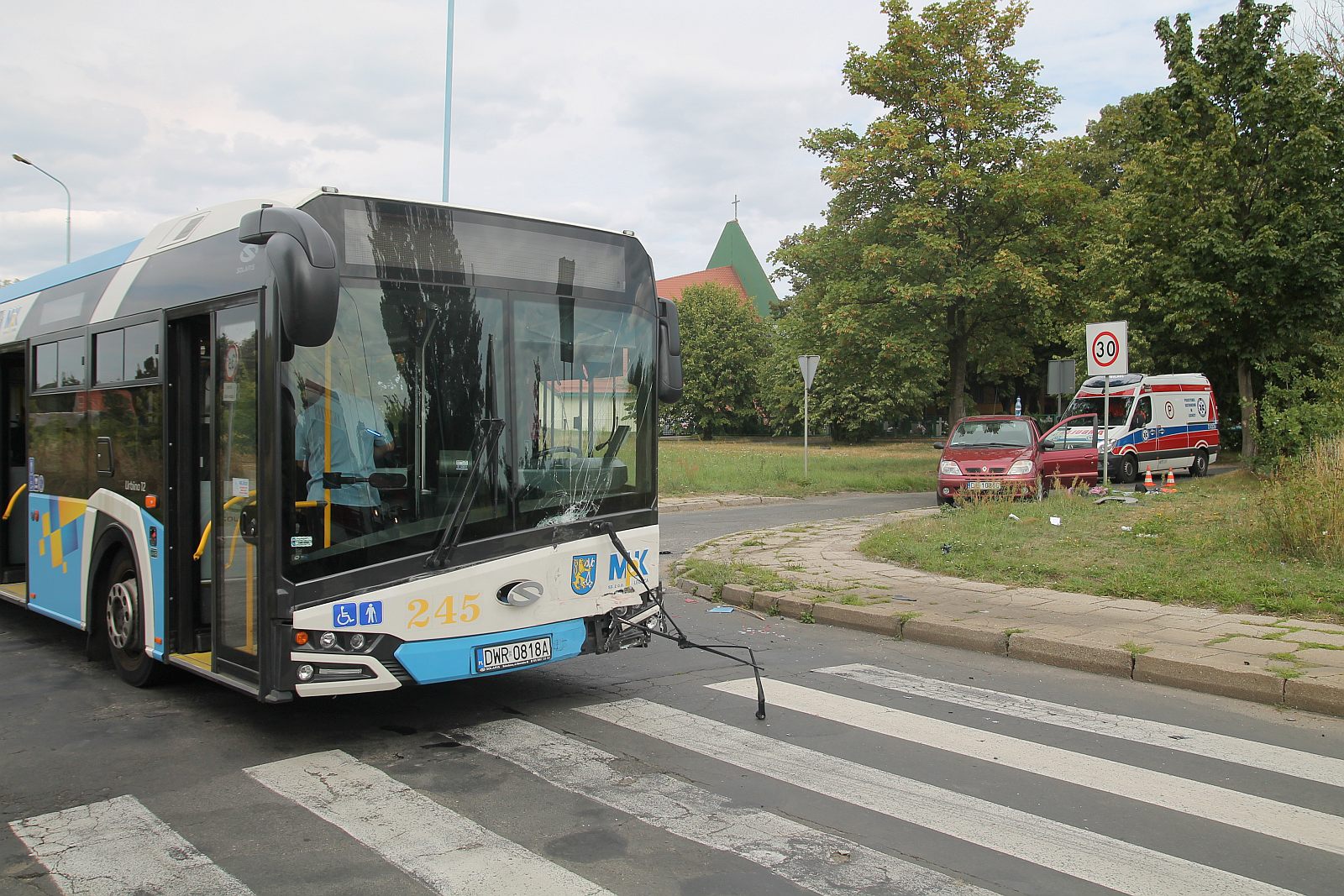 Zderzenie autobusu MPK z osobówką. Jedna osoba ranna