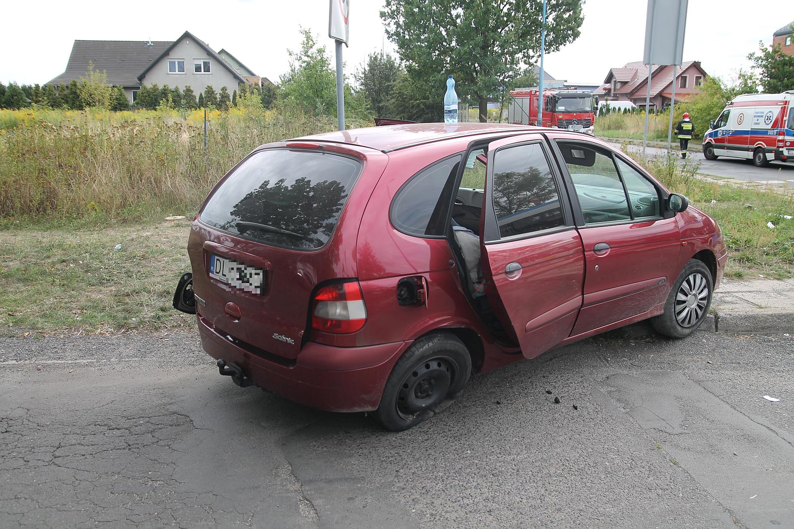 Zderzenie autobusu MPK z osobówką. Jedna osoba ranna