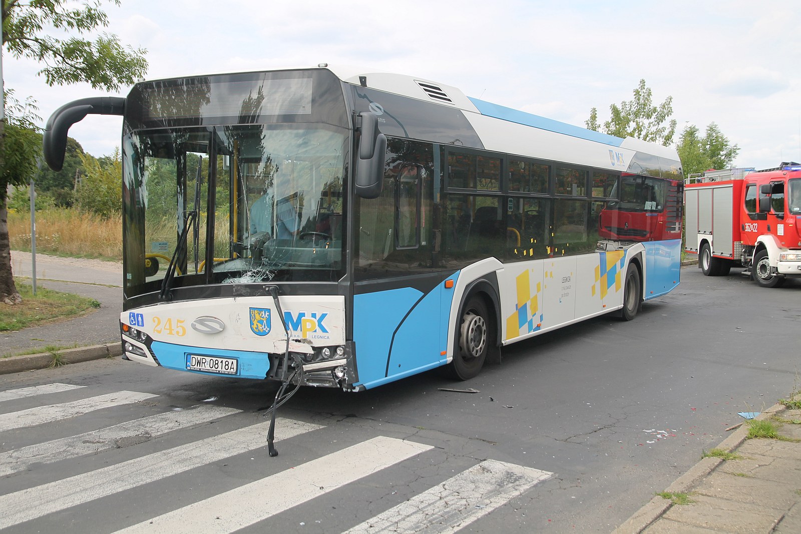 Zderzenie autobusu MPK z osobówką. Jedna osoba ranna