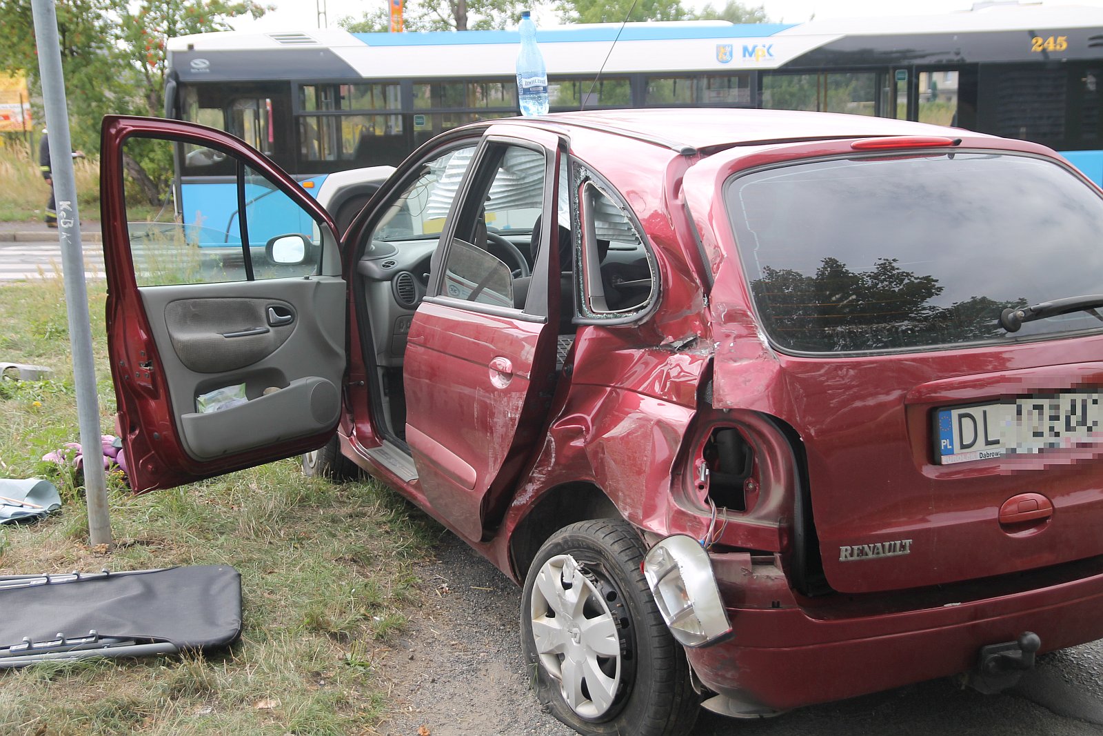 Zderzenie autobusu MPK z osobówką. Jedna osoba ranna