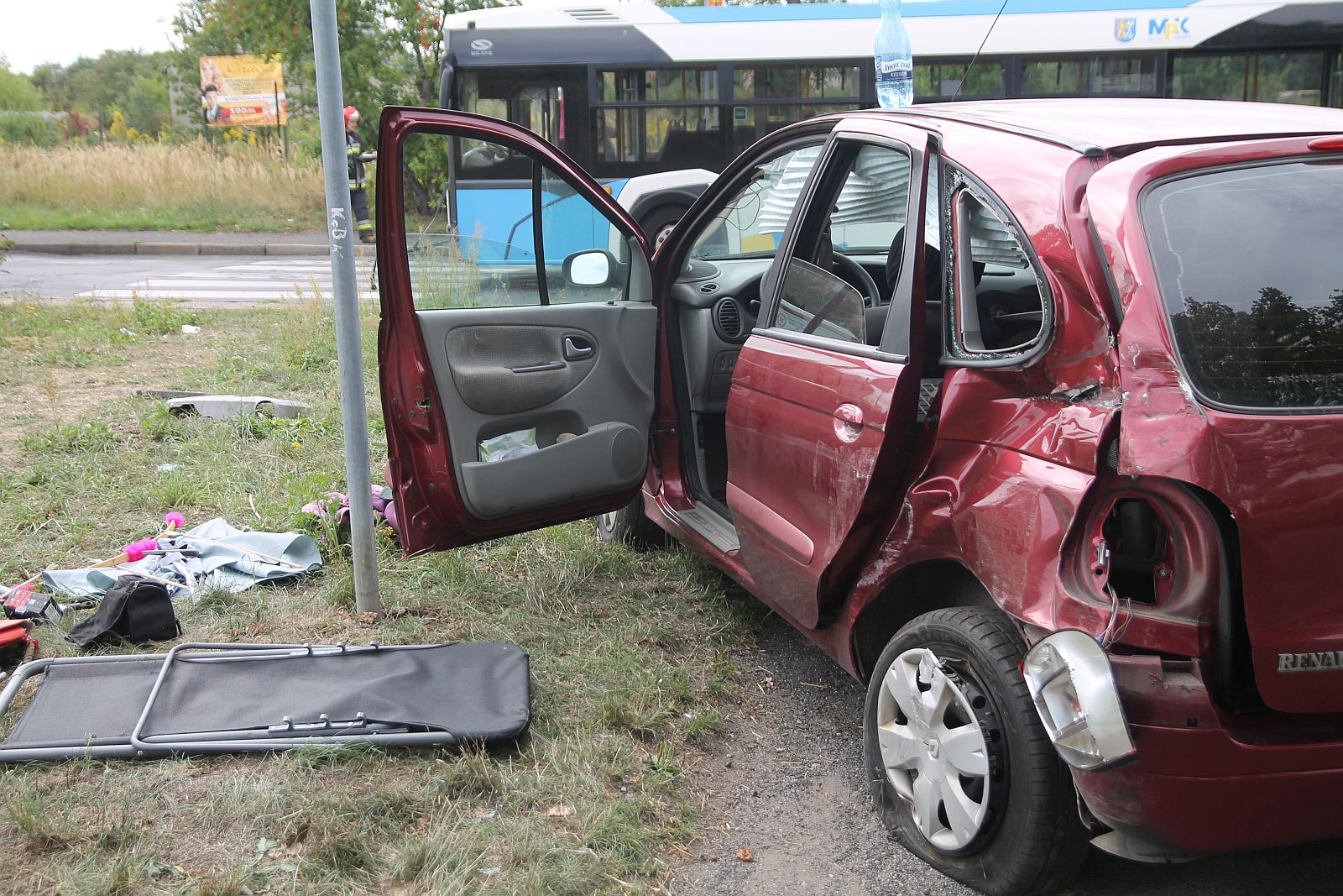 Zderzenie autobusu MPK z osobówką. Jedna osoba ranna