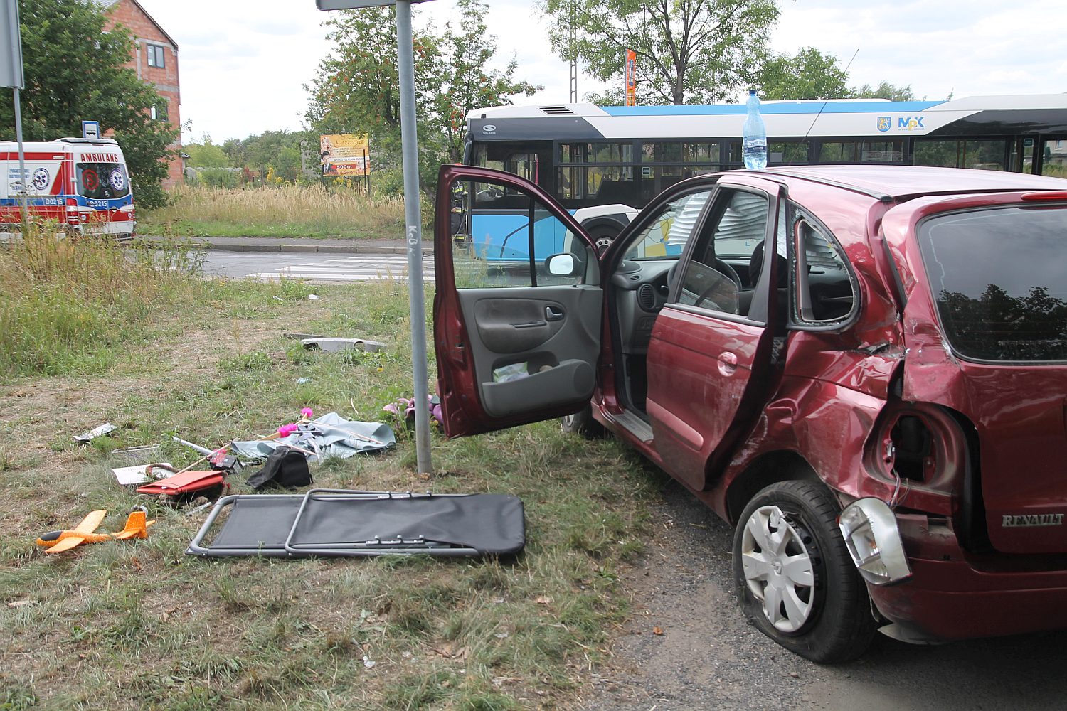 Zderzenie autobusu MPK z osobówką. Jedna osoba ranna