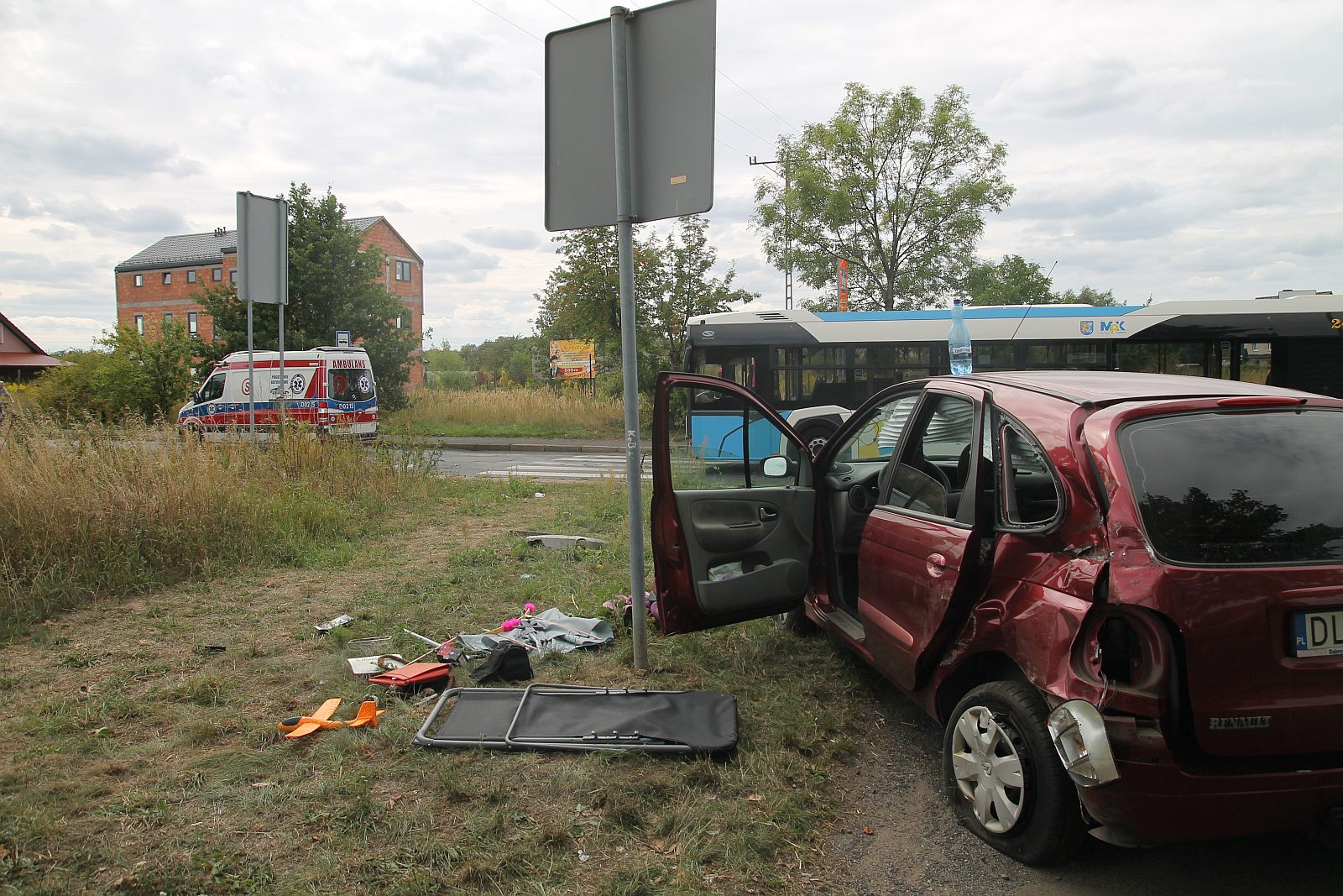 Zderzenie autobusu MPK z osobówką. Jedna osoba ranna