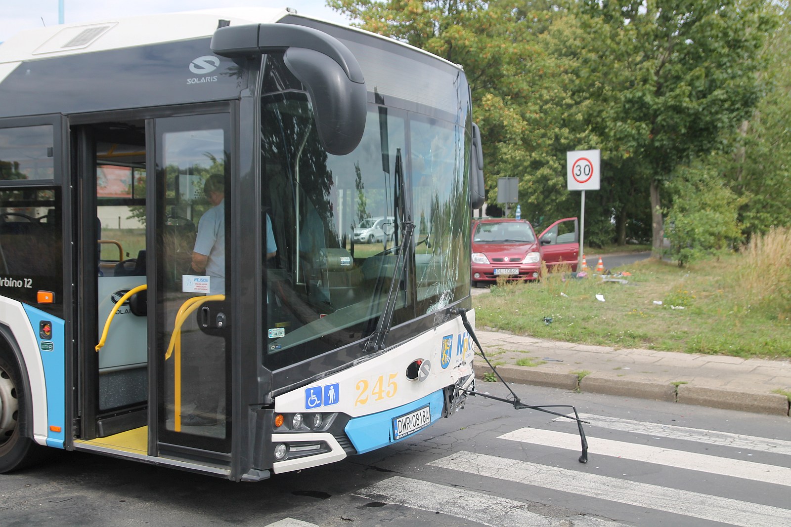 Zderzenie autobusu MPK z osobówką. Jedna osoba ranna