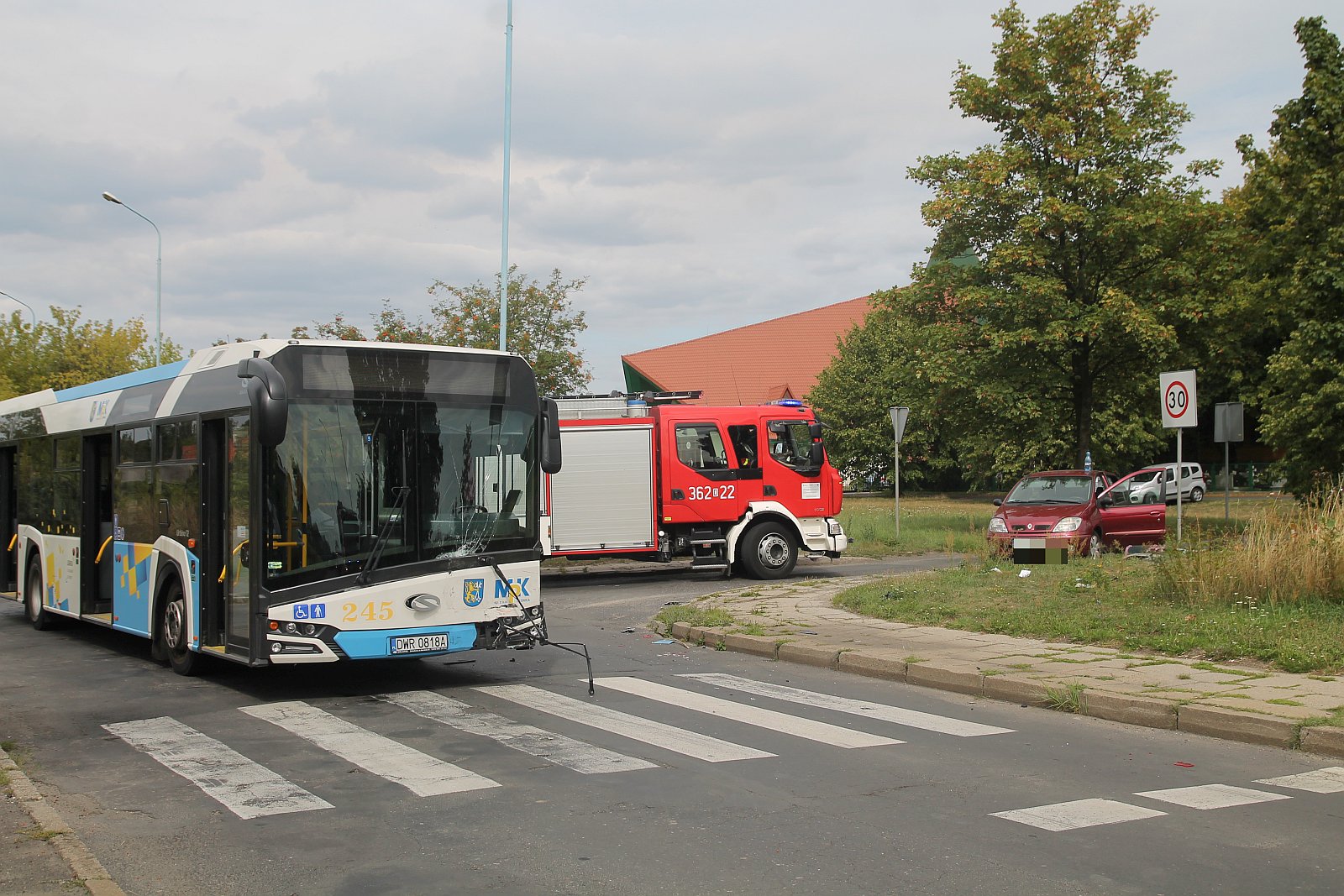Zderzenie autobusu MPK z osobówką. Jedna osoba ranna