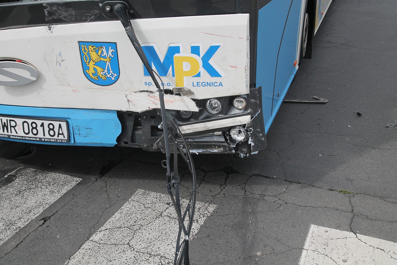 Zderzenie autobusu MPK z osobówką. Jedna osoba ranna