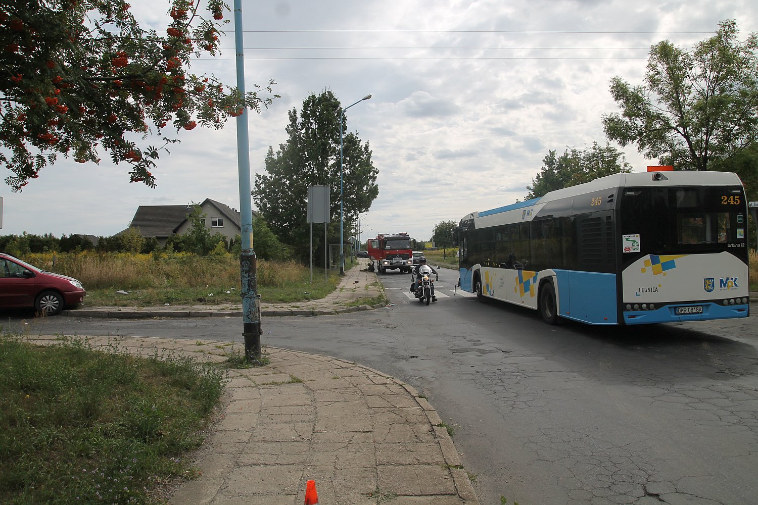 Zderzenie autobusu MPK z osobówką. Jedna osoba ranna