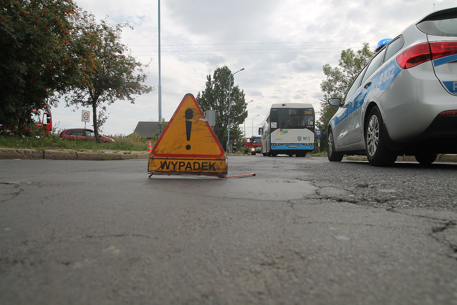 Zderzenie autobusu MPK z osobówką. Jedna osoba ranna