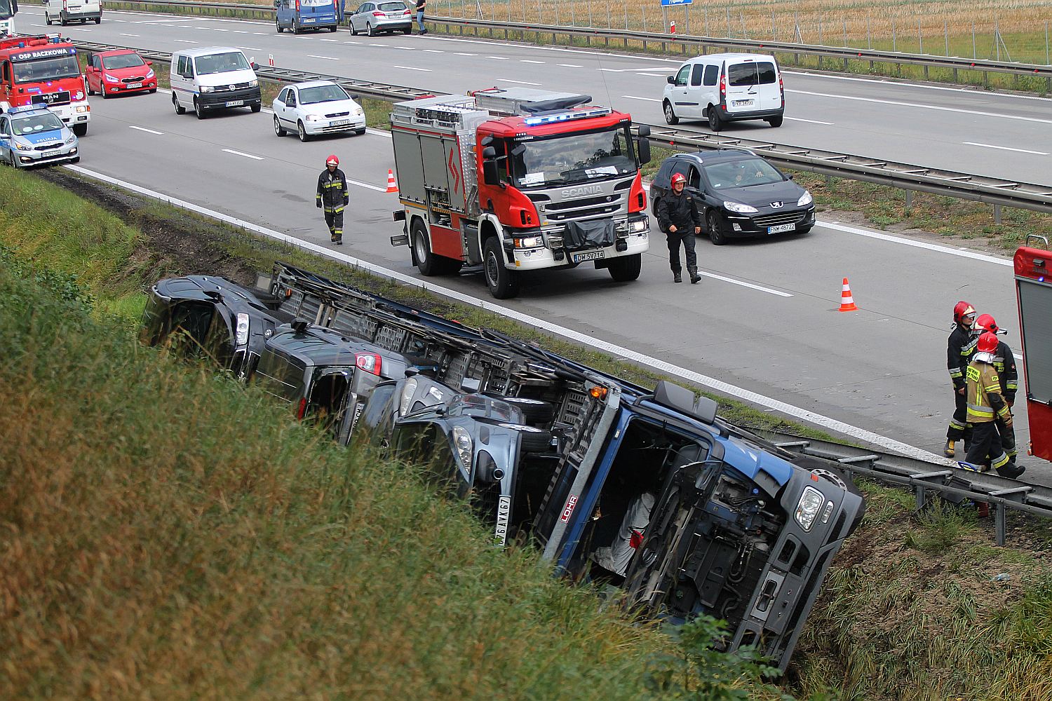 Laweta z dziewięcioma osobówkami w rowie na A4