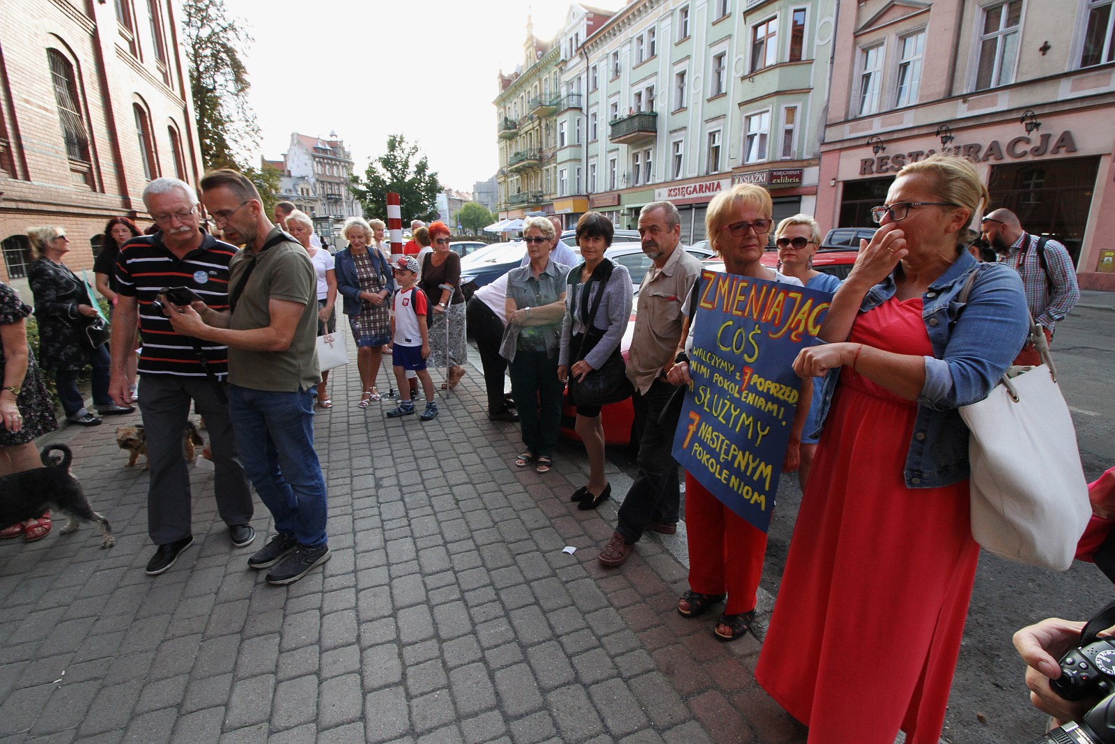 Kilkadziesiąt osób protestowało pod Sądem Okręgowym w Legnicy