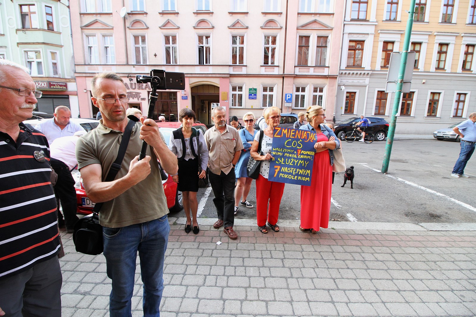 Kilkadziesiąt osób protestowało pod Sądem Okręgowym w Legnicy