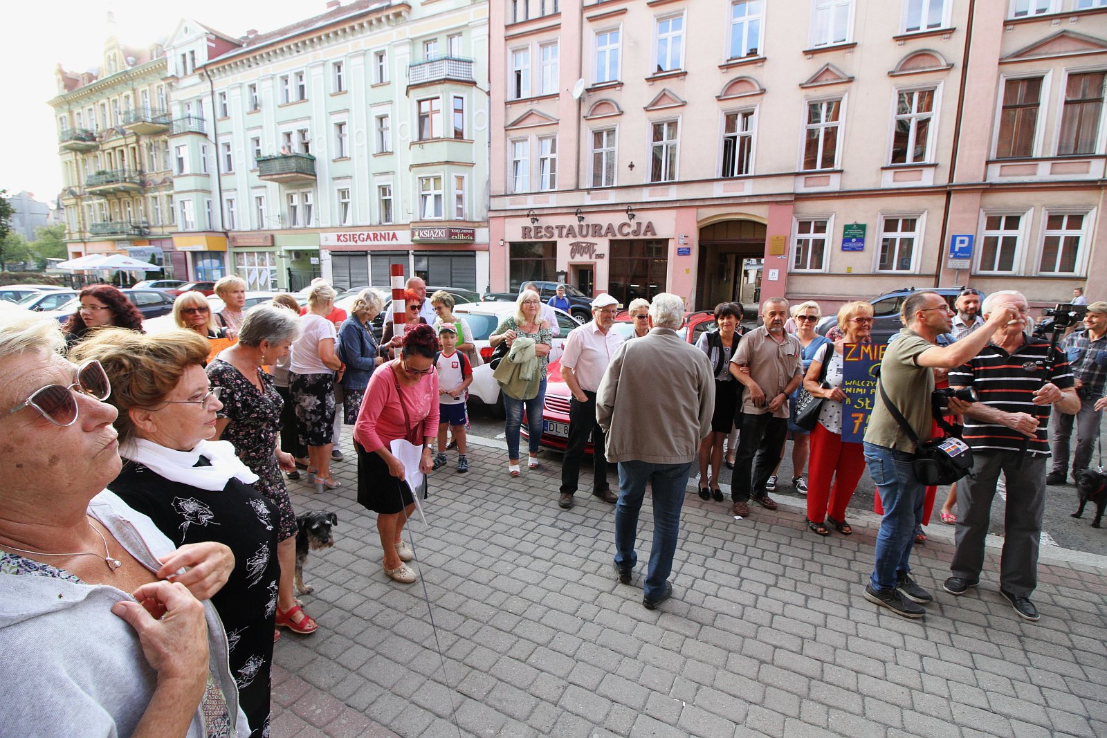 Kilkadziesiąt osób protestowało pod Sądem Okręgowym w Legnicy