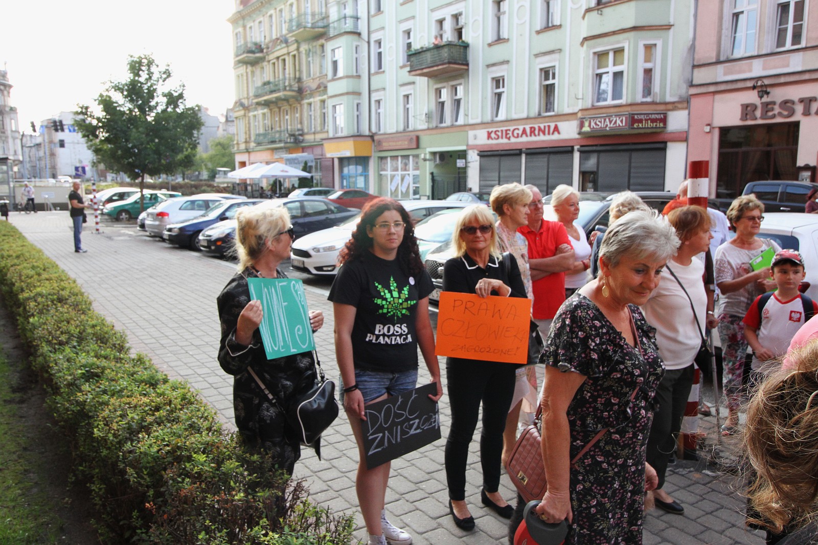 Kilkadziesiąt osób protestowało pod Sądem Okręgowym w Legnicy