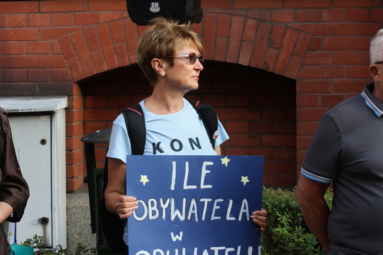 Kilkadziesiąt osób protestowało pod Sądem Okręgowym w Legnicy