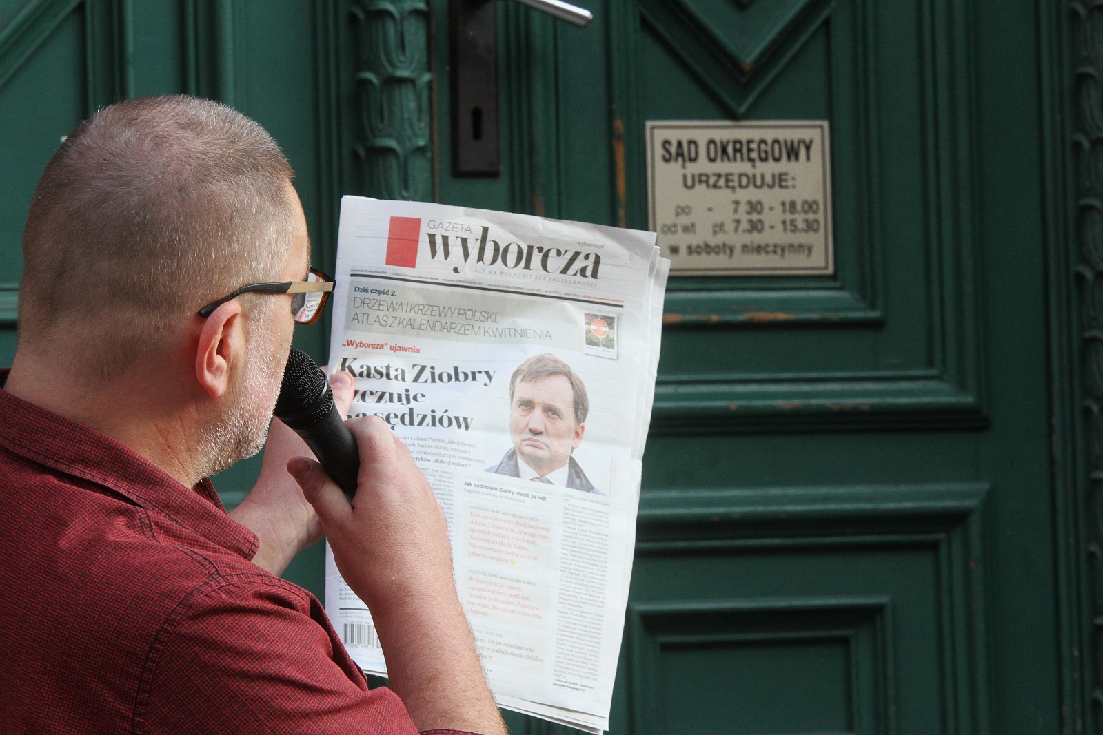 Kilkadziesiąt osób protestowało pod Sądem Okręgowym w Legnicy