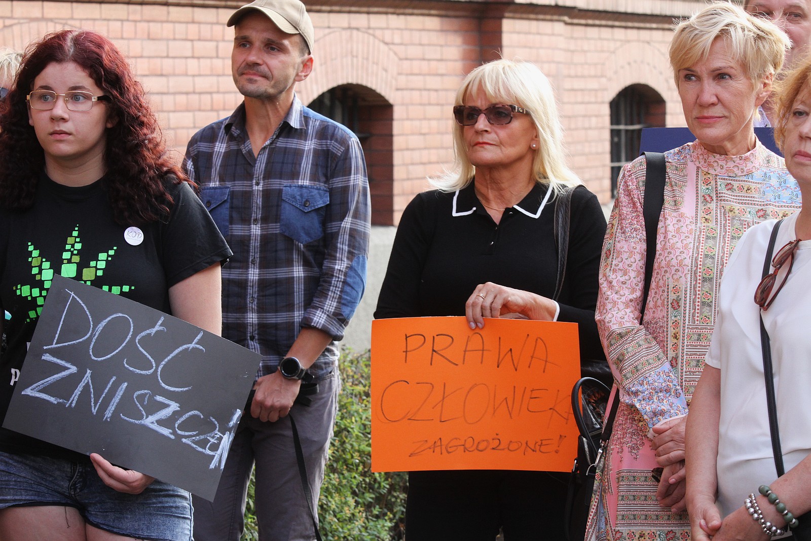 Kilkadziesiąt osób protestowało pod Sądem Okręgowym w Legnicy