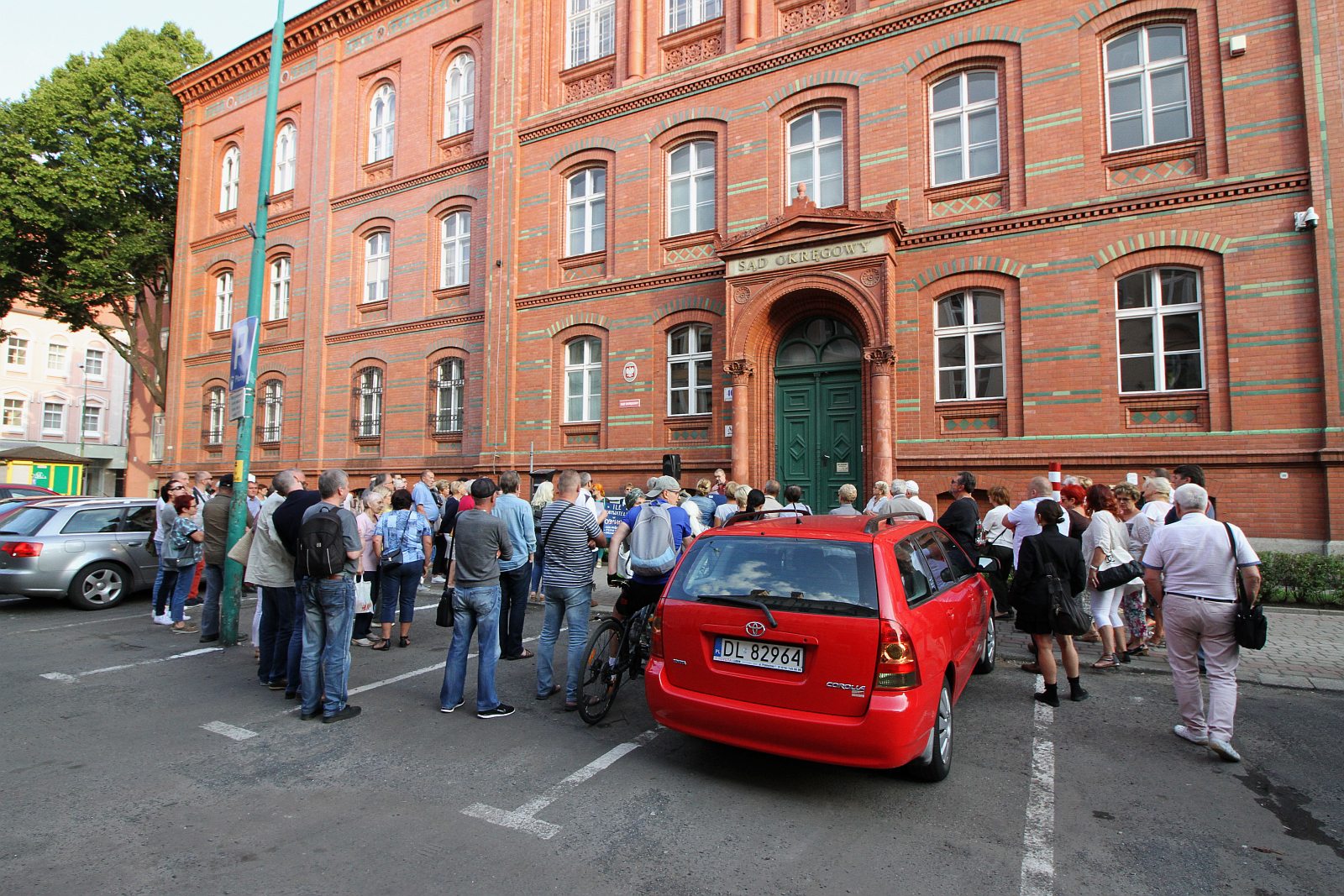 Kilkadziesiąt osób protestowało pod Sądem Okręgowym w Legnicy
