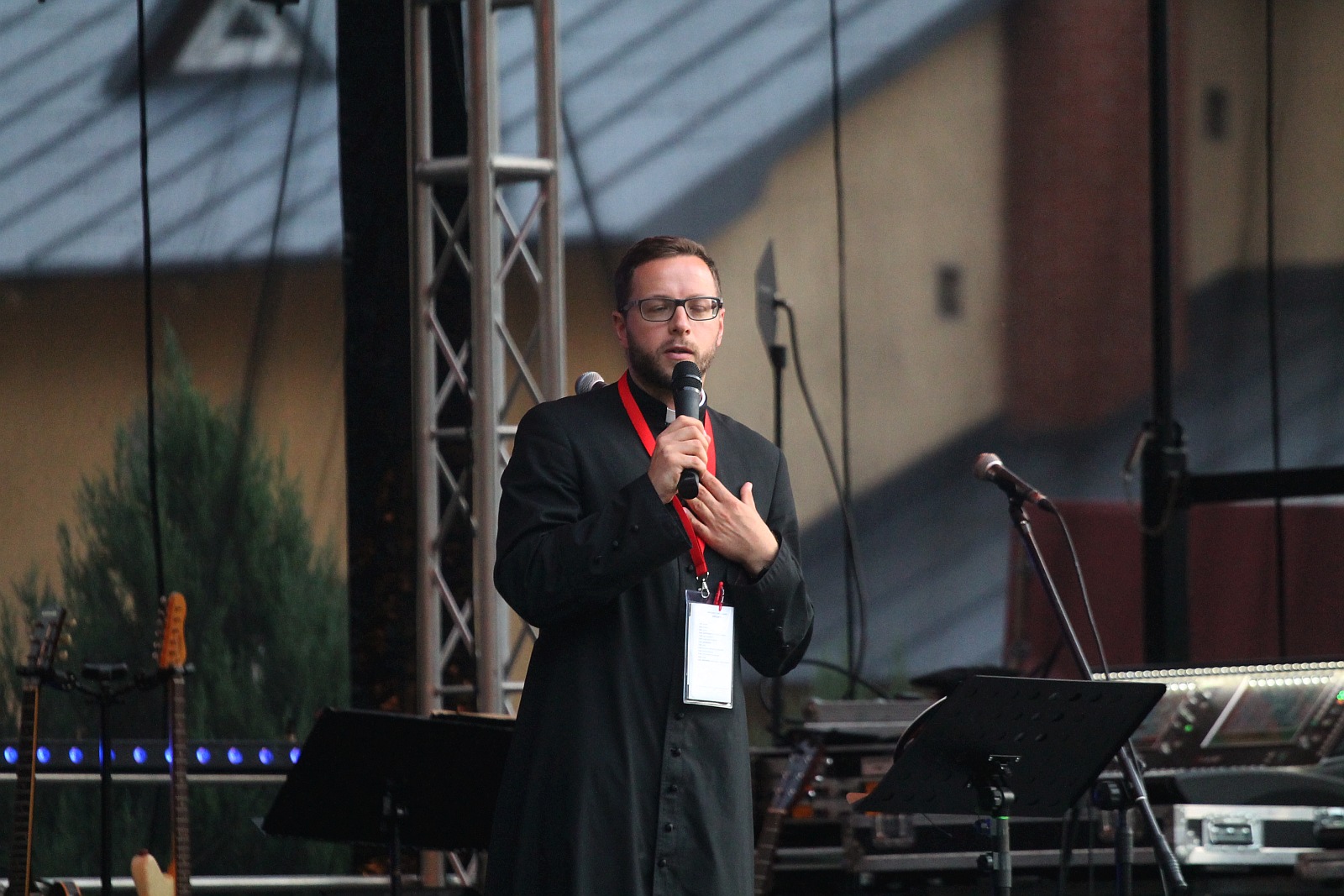 Zespół Owca z dominikaninem ojcem Tomaszem Nowakiem