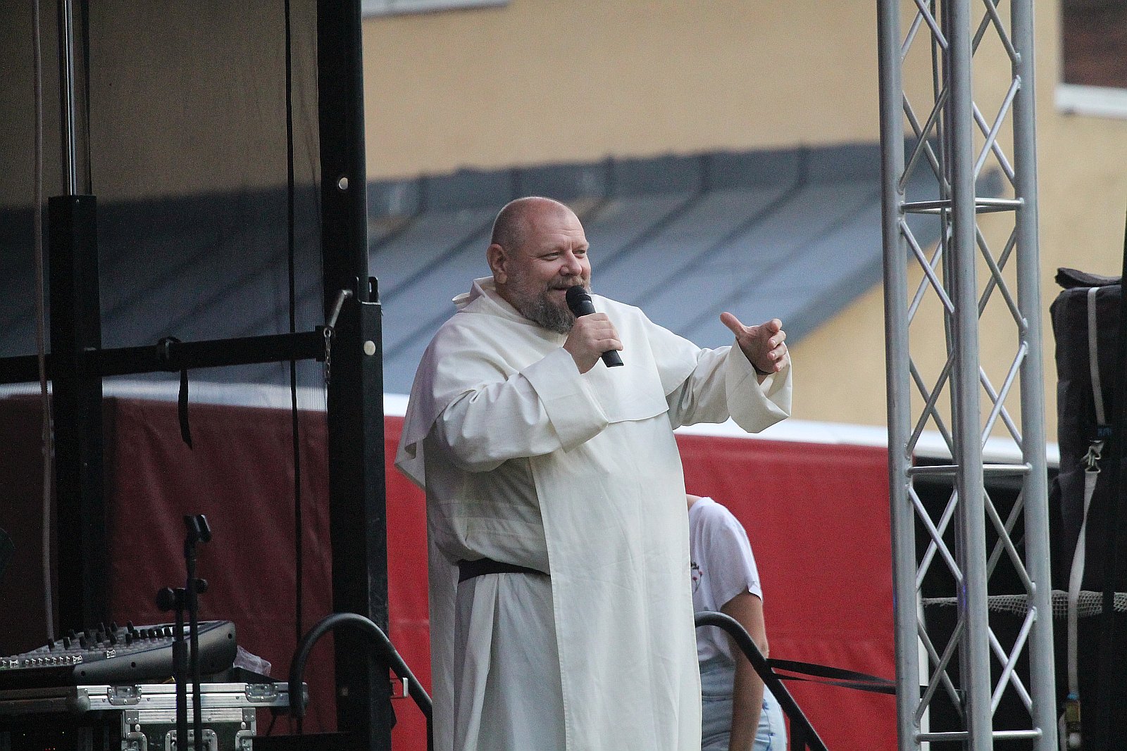 Zespół Owca z dominikaninem ojcem Tomaszem Nowakiem