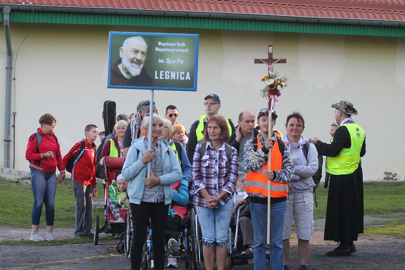 Niepełnosprawni z Legnicy pielgrzymują do Krzeszowa
