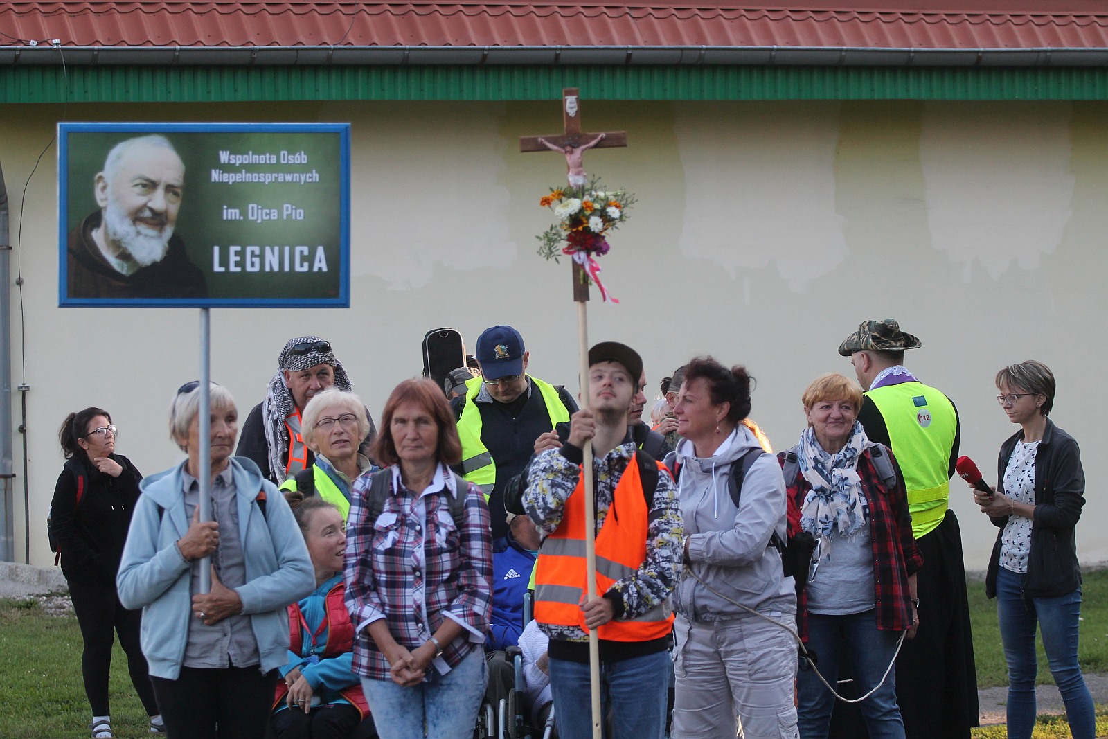 Niepełnosprawni z Legnicy pielgrzymują do Krzeszowa
