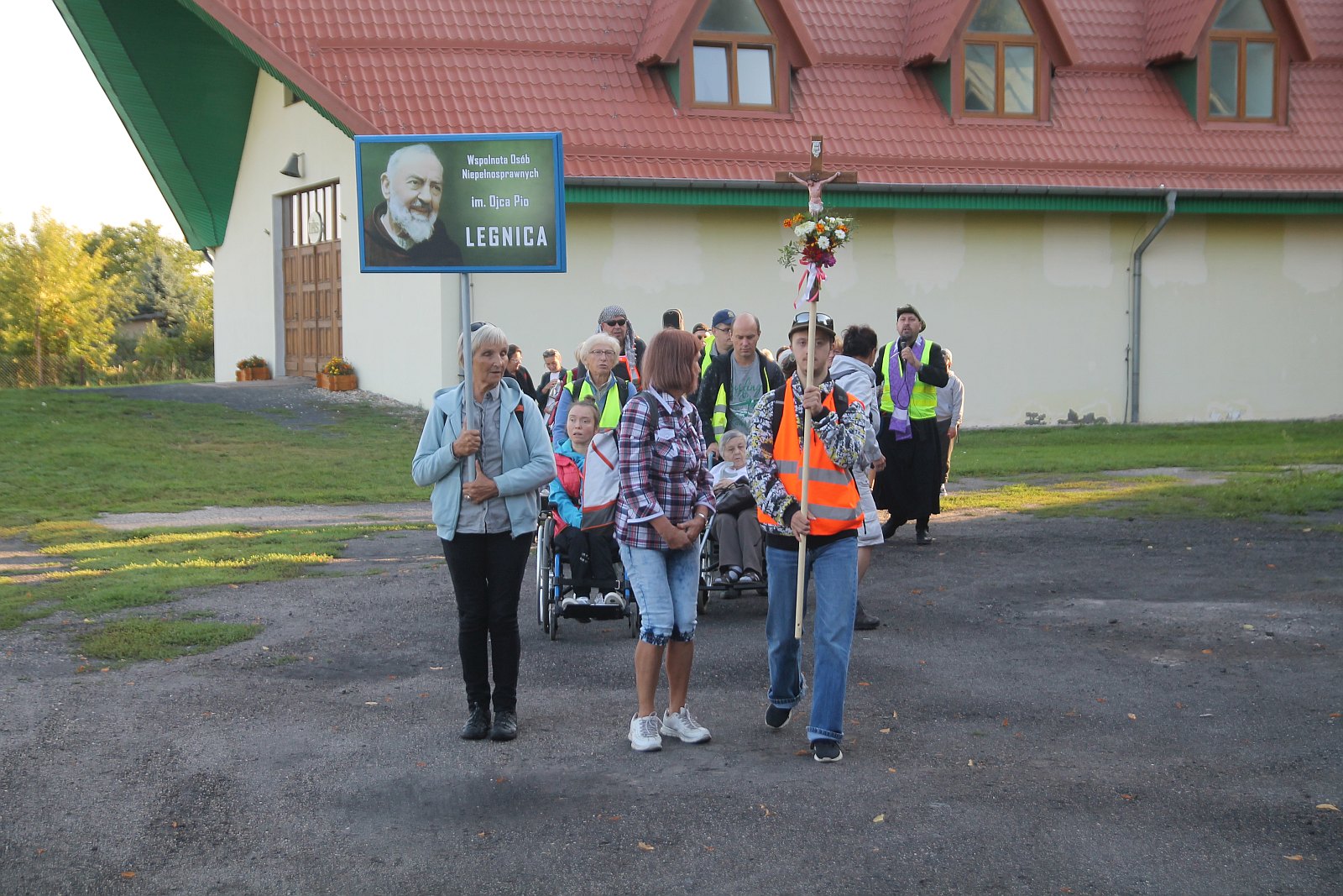 Niepełnosprawni z Legnicy pielgrzymują do Krzeszowa
