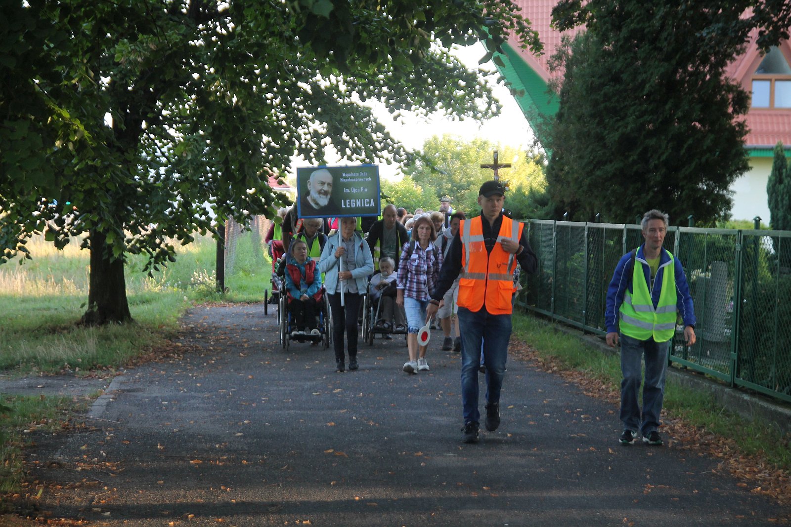 Niepełnosprawni z Legnicy pielgrzymują do Krzeszowa
