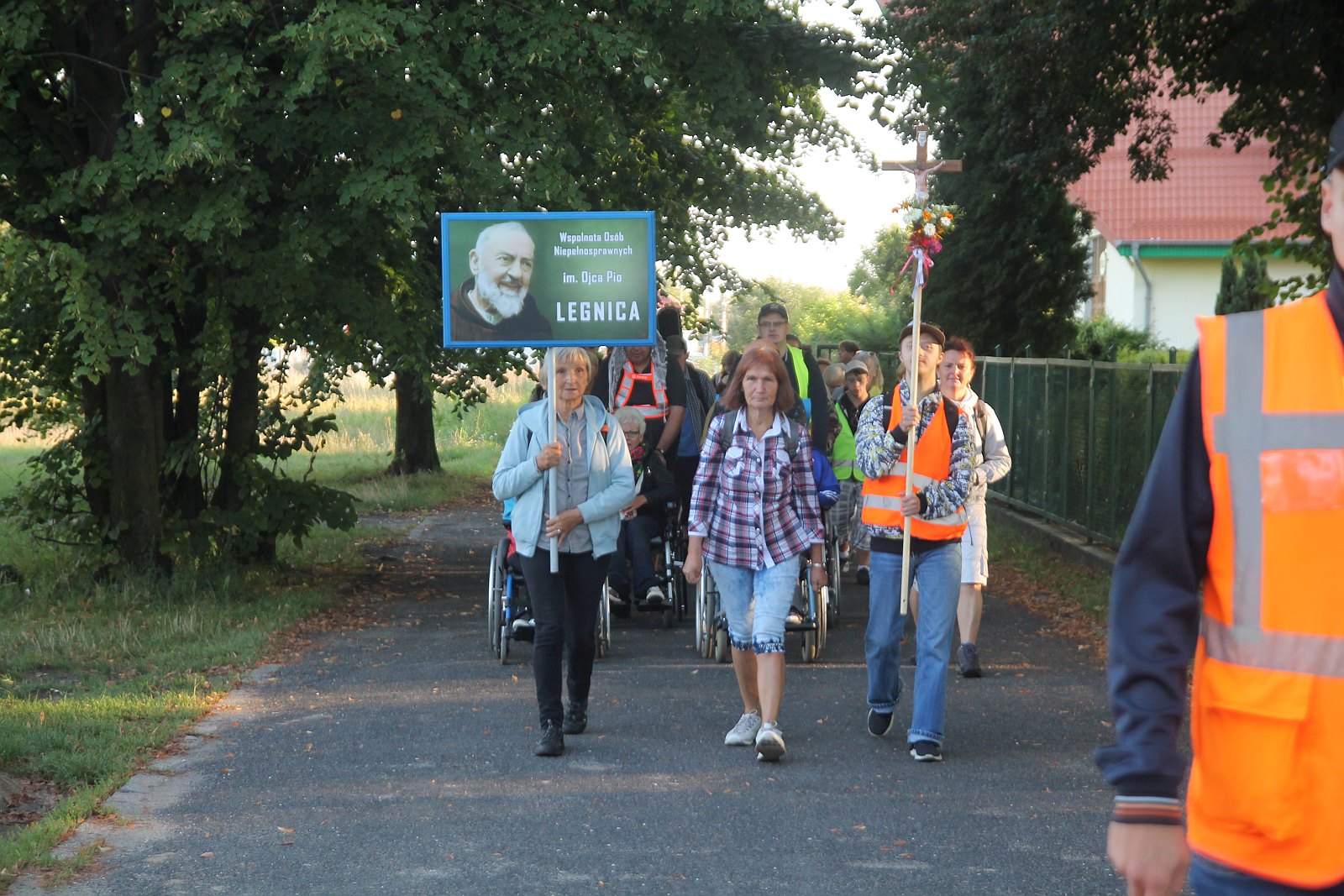 Niepełnosprawni z Legnicy pielgrzymują do Krzeszowa
