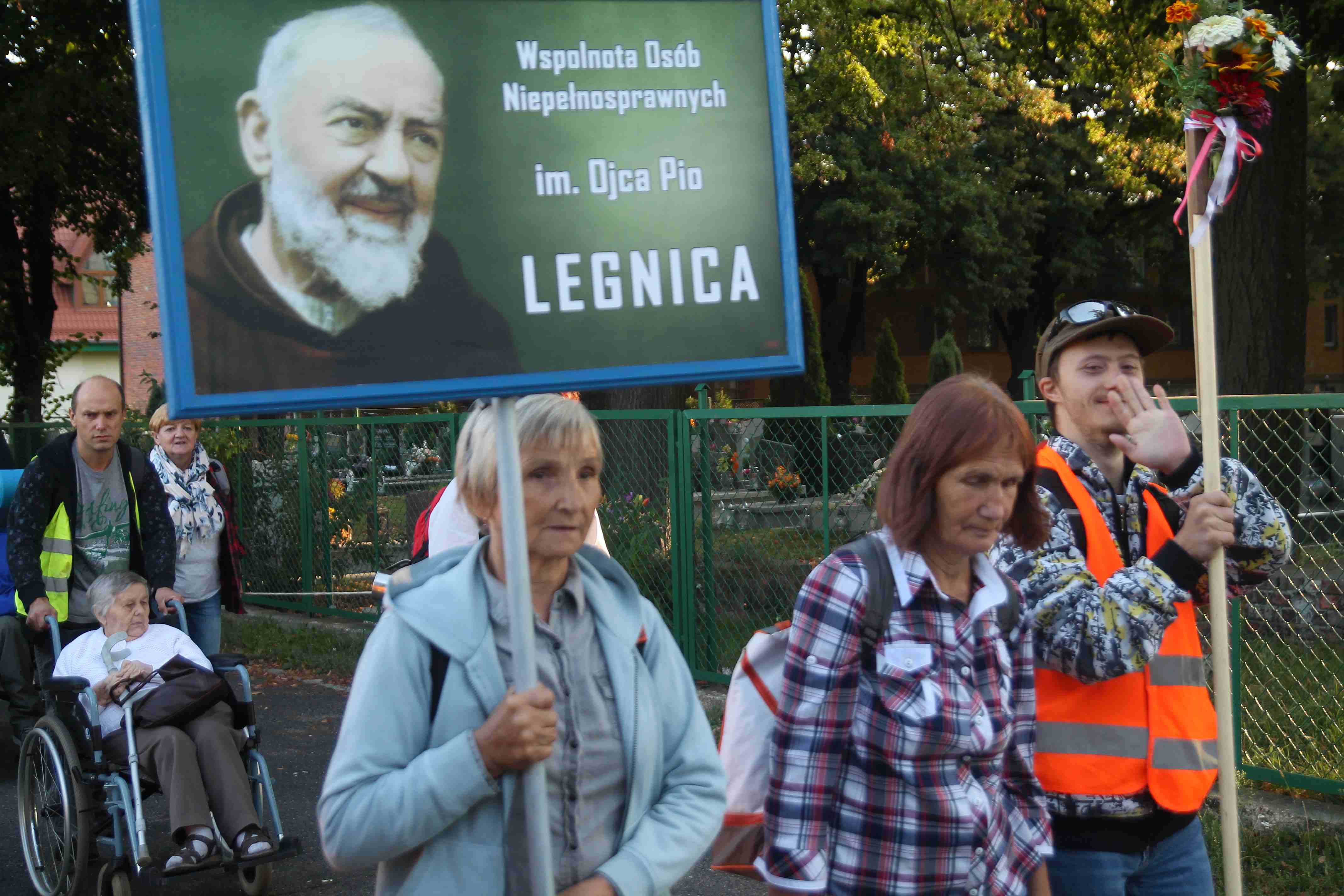 Niepełnosprawni z Legnicy pielgrzymują do Krzeszowa
