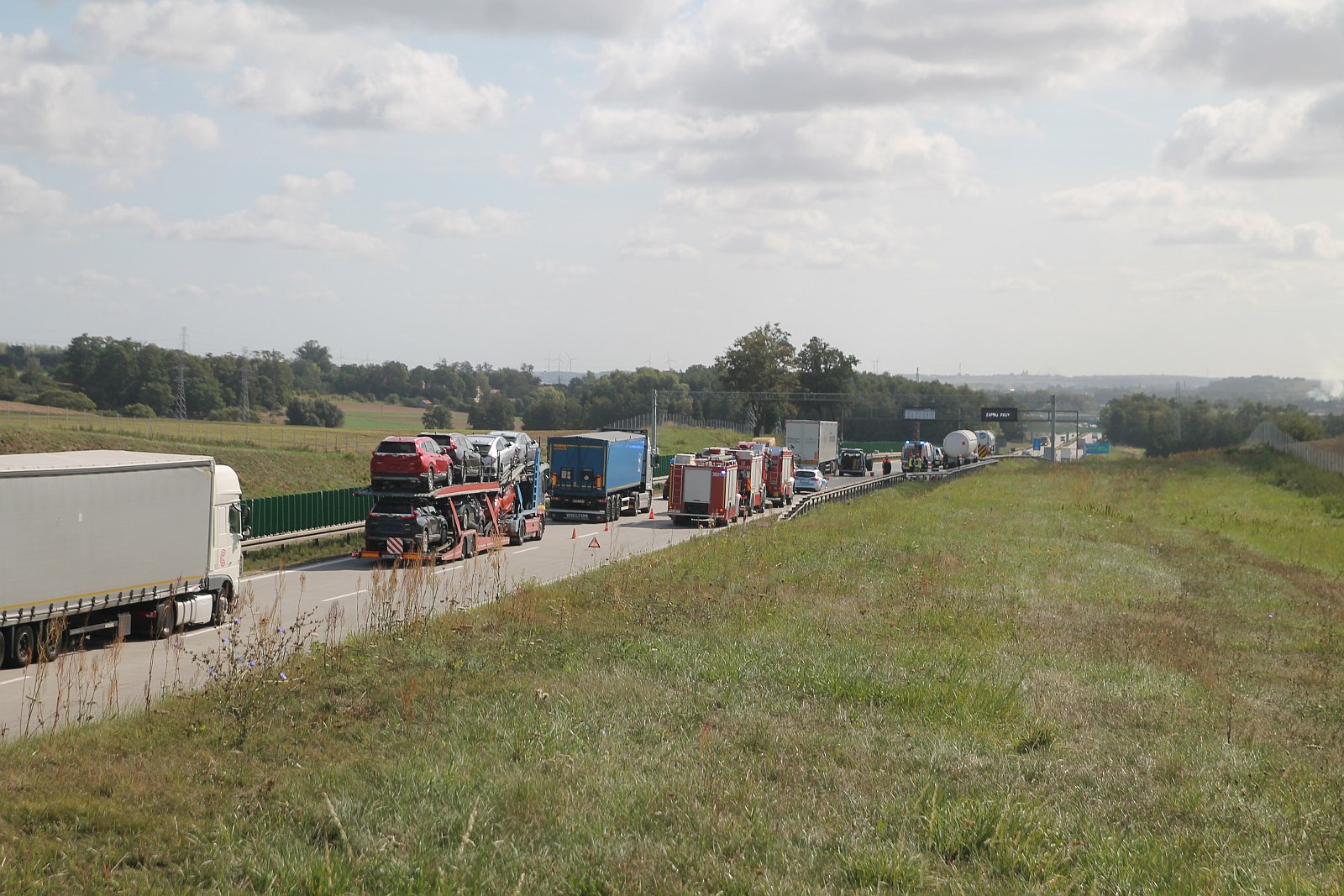 Jedna osoba ranna w wyniku zderzenia busa i cysterny