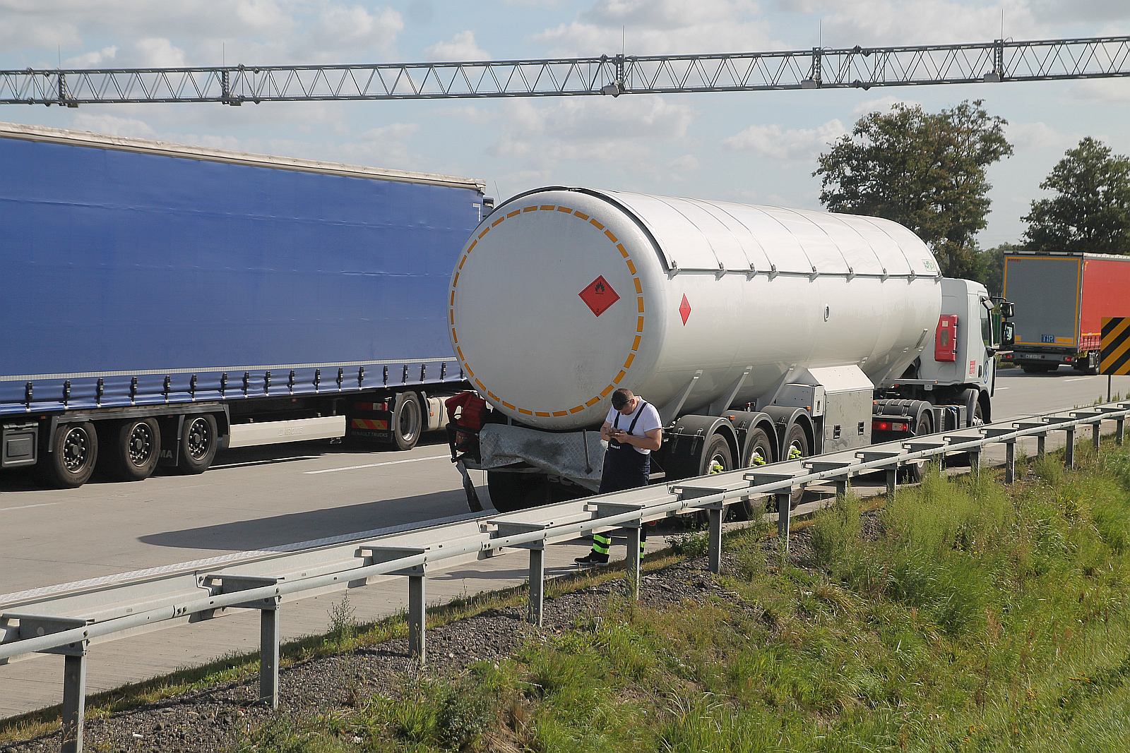 Jedna osoba ranna w wyniku zderzenia busa i cysterny