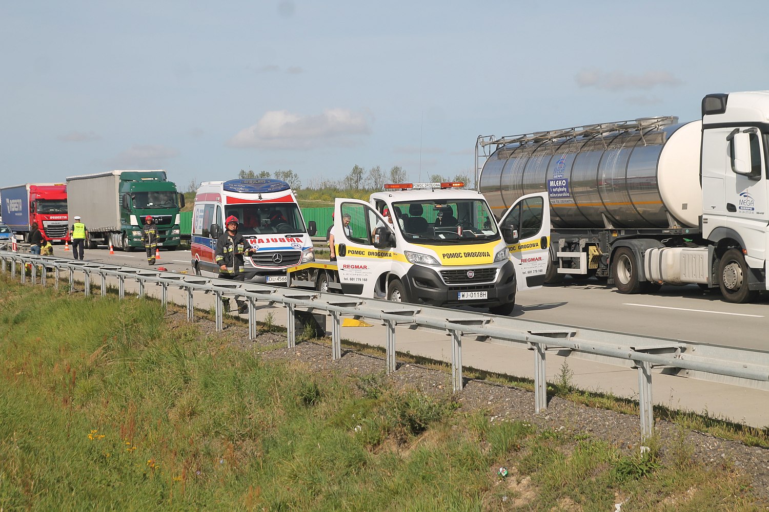 Jedna osoba ranna w wyniku zderzenia busa i cysterny