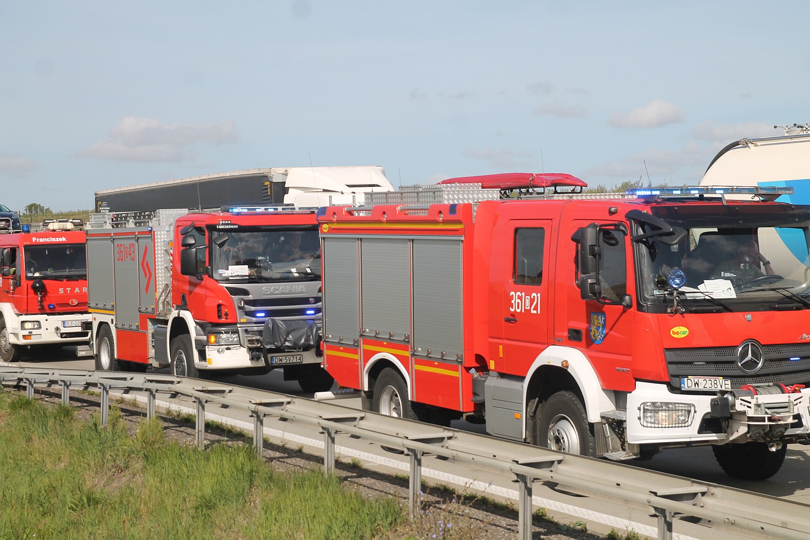 Jedna osoba ranna w wyniku zderzenia busa i cysterny