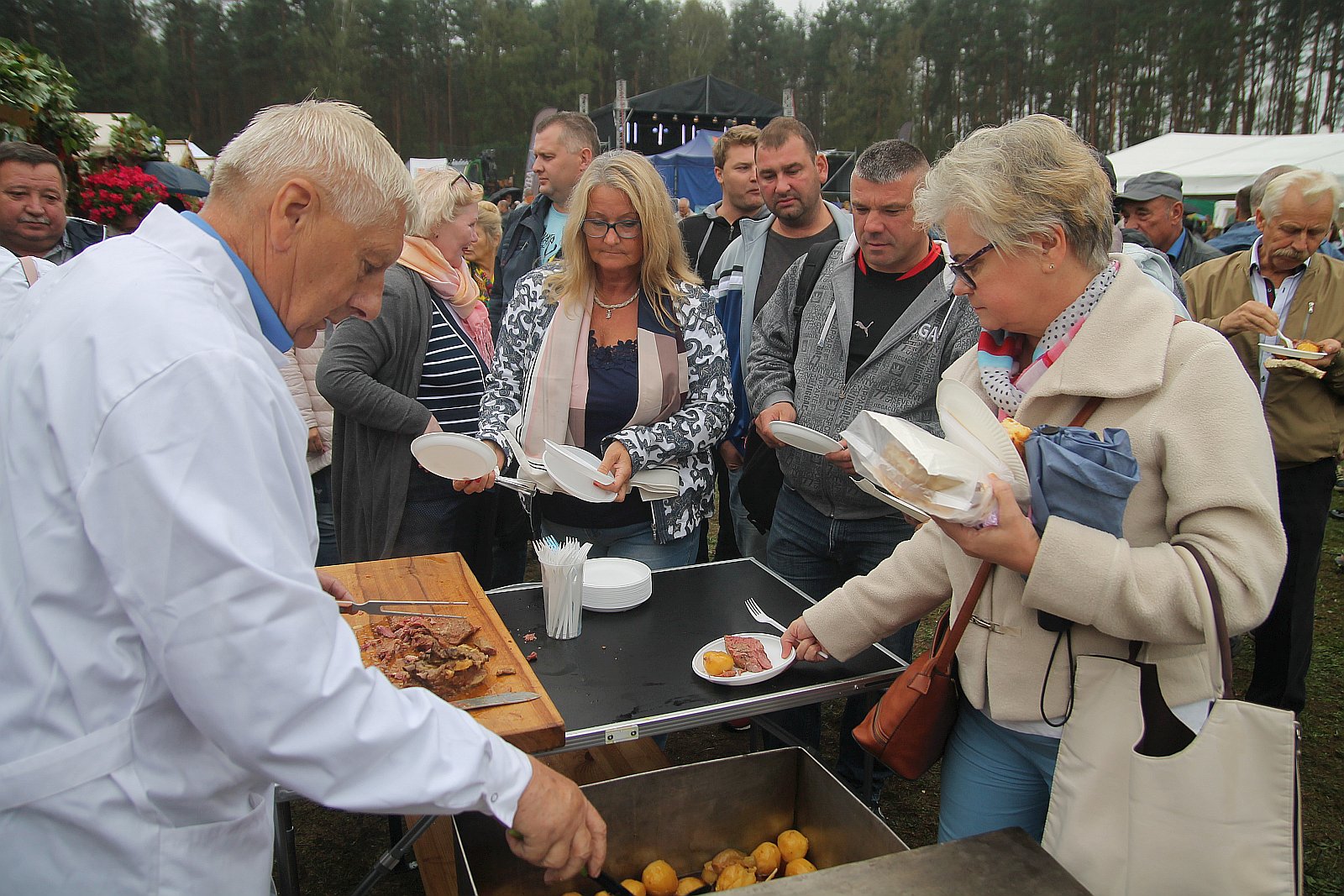 Mimo deszczu na dożynkach w Miłogostowicach nikt się nie nudził