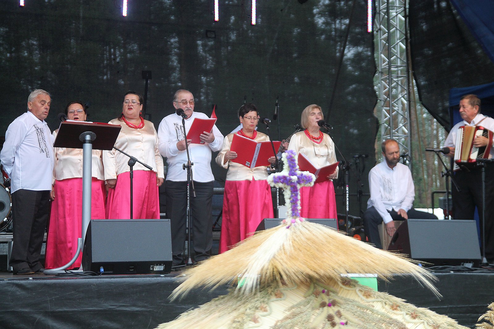 Mimo deszczu na dożynkach w Miłogostowicach nikt się nie nudził