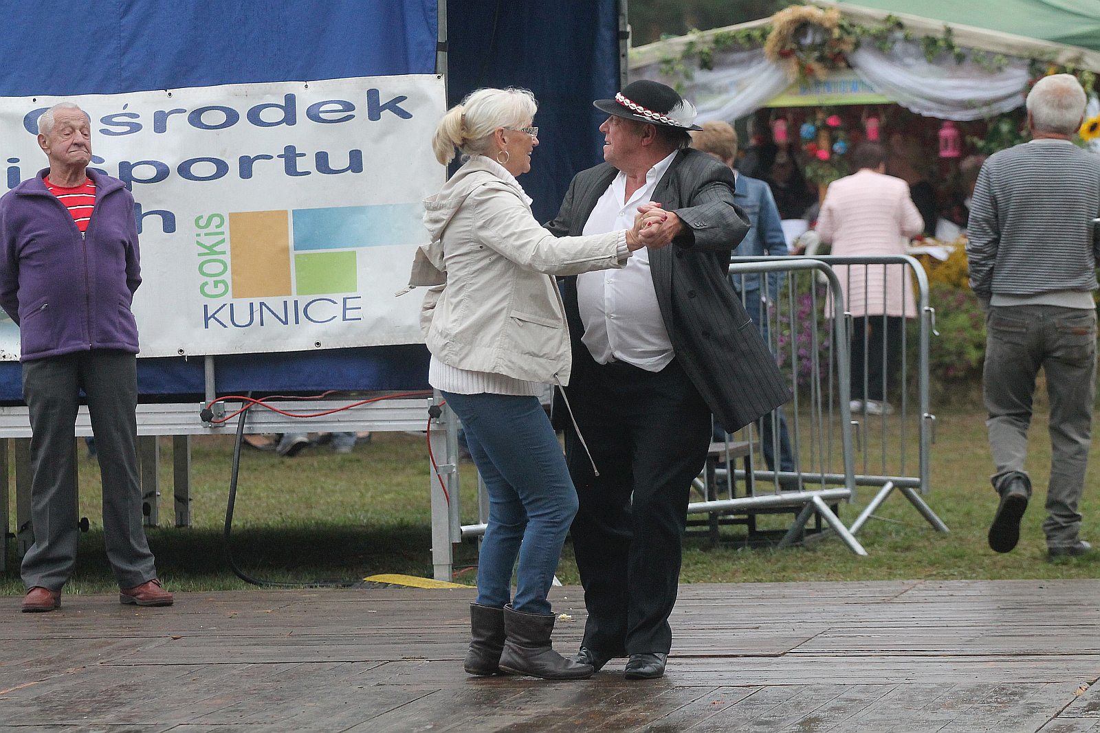 Mimo deszczu na dożynkach w Miłogostowicach nikt się nie nudził