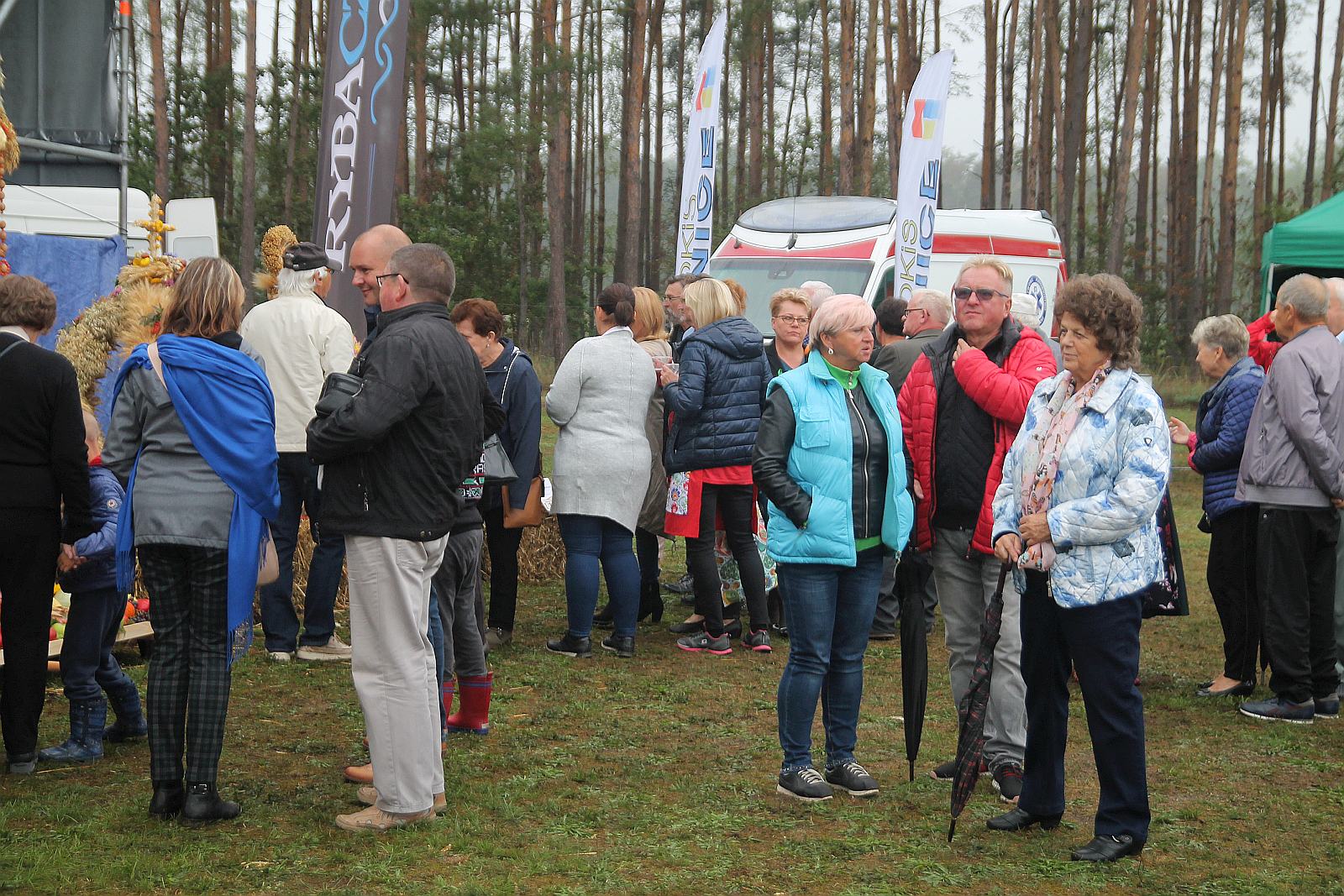 Mimo deszczu na dożynkach w Miłogostowicach nikt się nie nudził