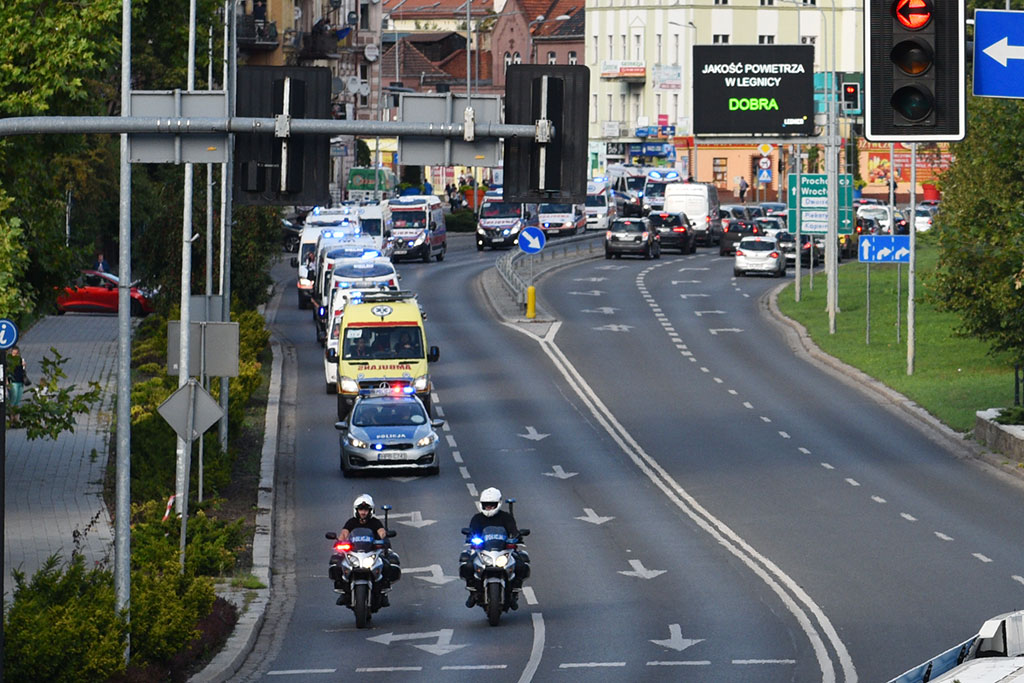 Parada karetek uczestników mistrzostw w ratownictwie