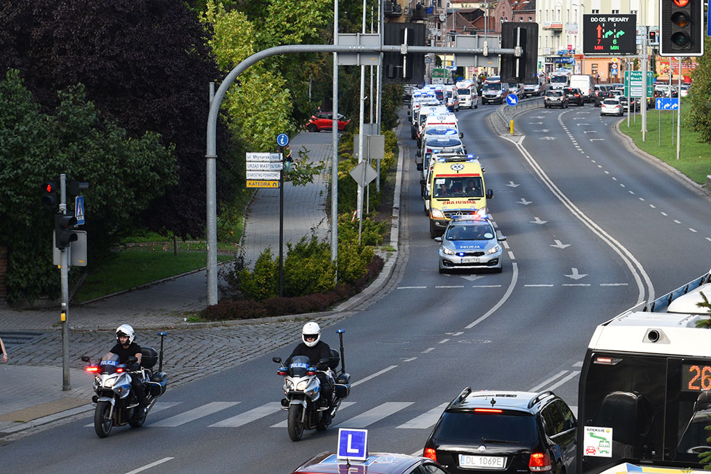 Parada karetek uczestników mistrzostw w ratownictwie