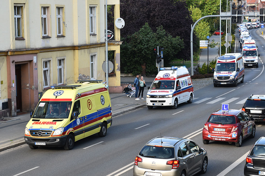 Parada karetek uczestników mistrzostw w ratownictwie